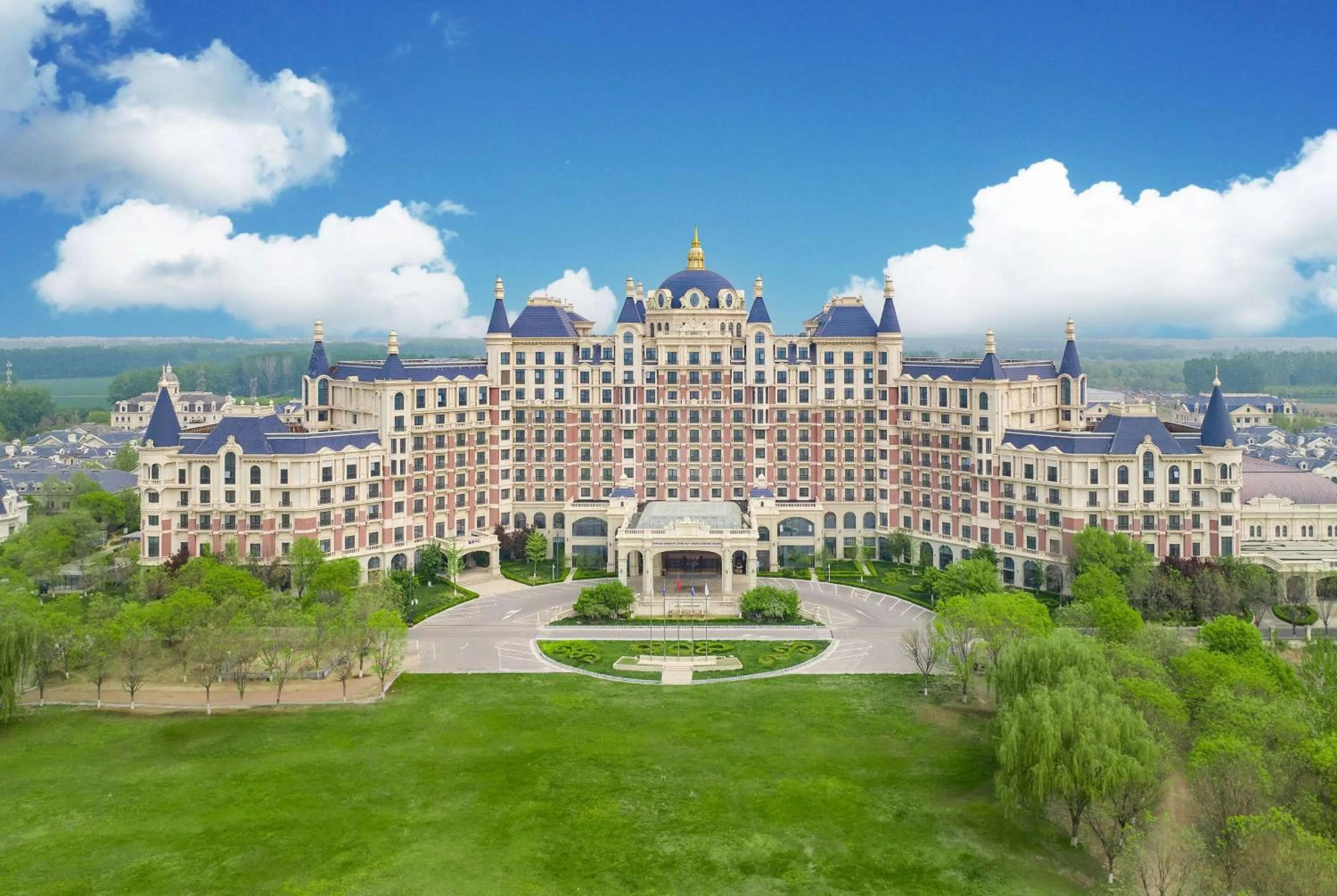 Property building in Howard Johnson Junhe Hot Springs Resort Beijing北京君和豪生温泉酒店