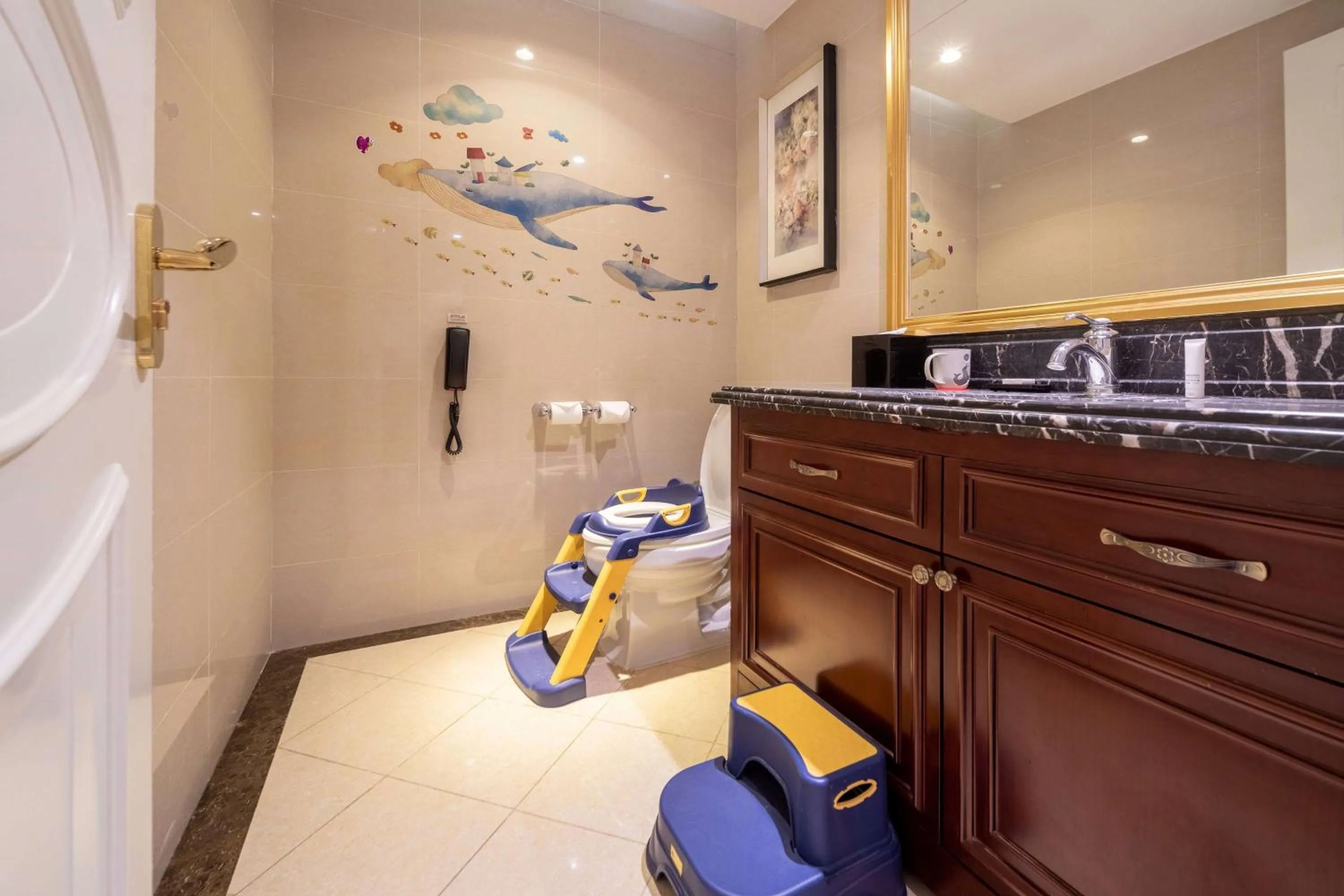 Toilet in Howard Johnson Junhe Hot Springs Resort Beijing北京君和豪生温泉酒店