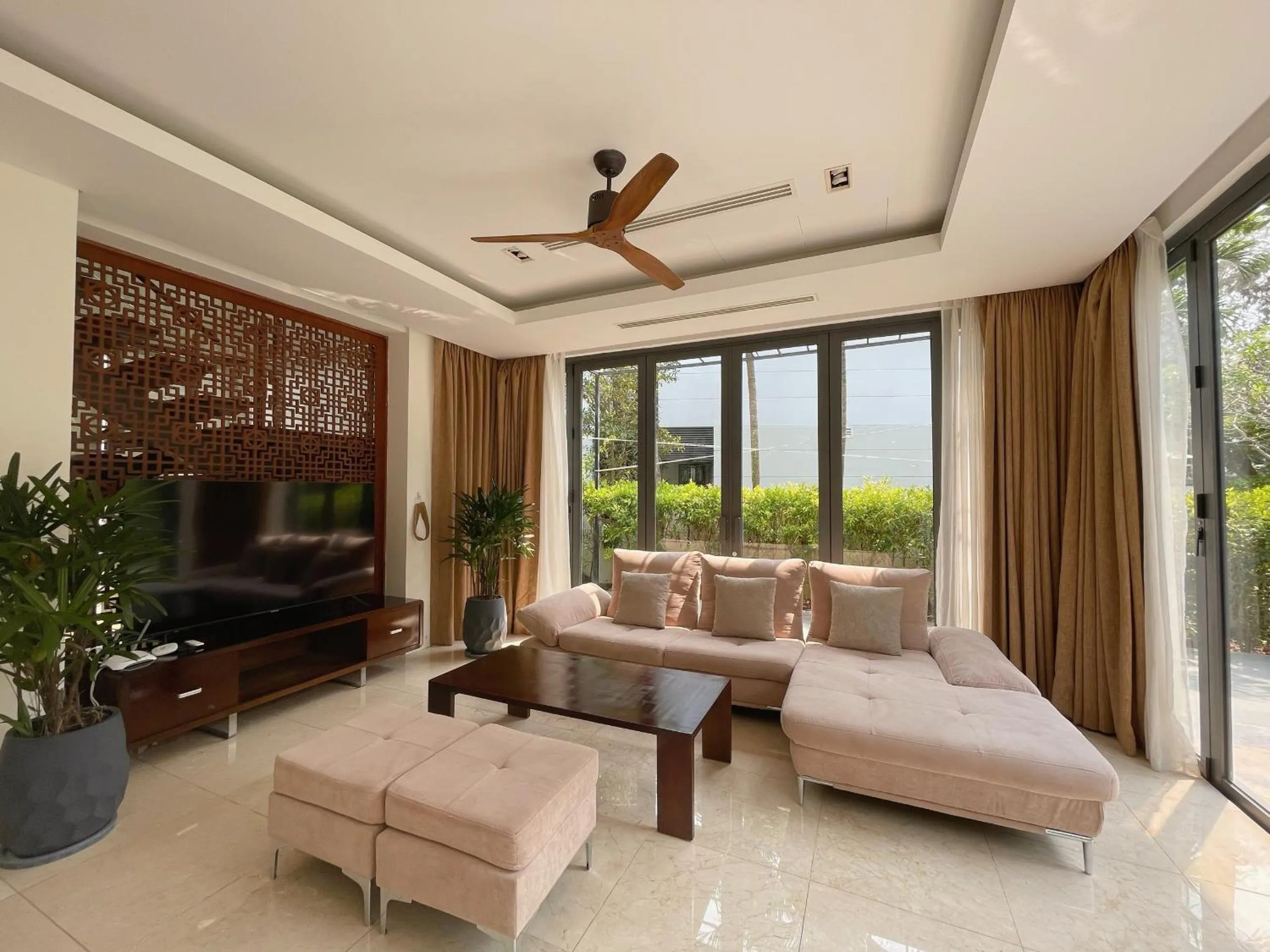 Communal lounge/ TV room, Bed in Ocean Beach Resort Da Nang