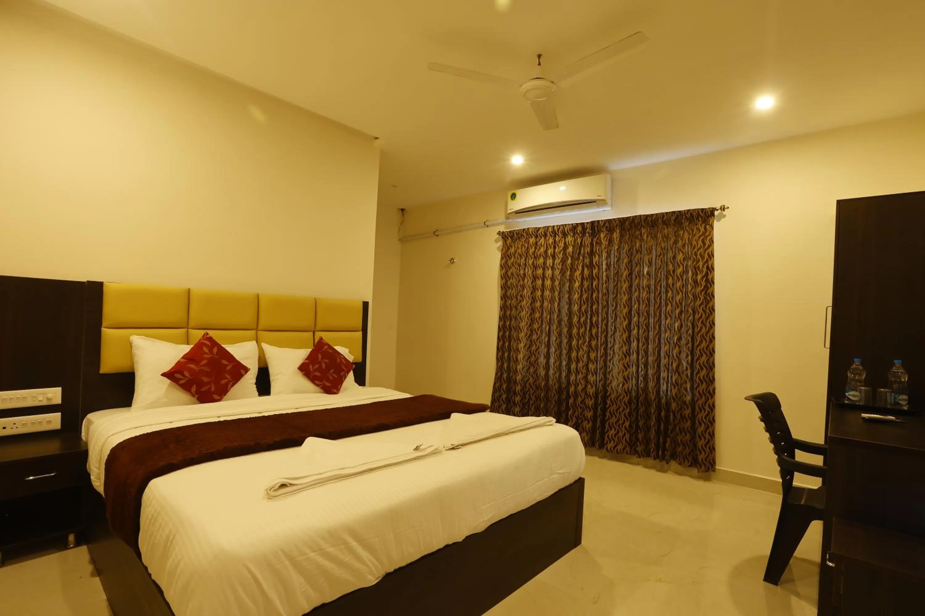 Bed in Rameswaram Harish Palace