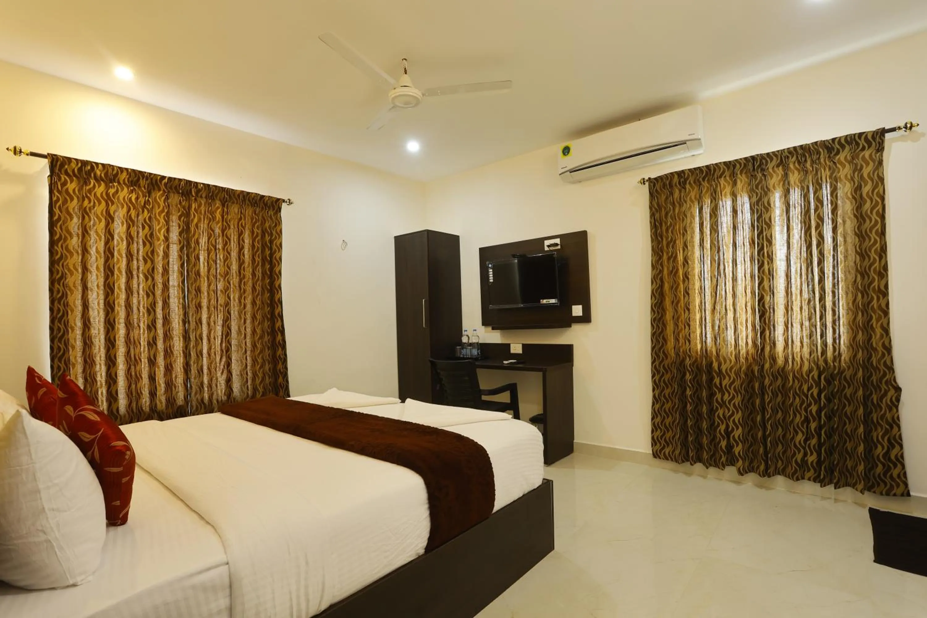 Bed in Rameswaram Harish Palace