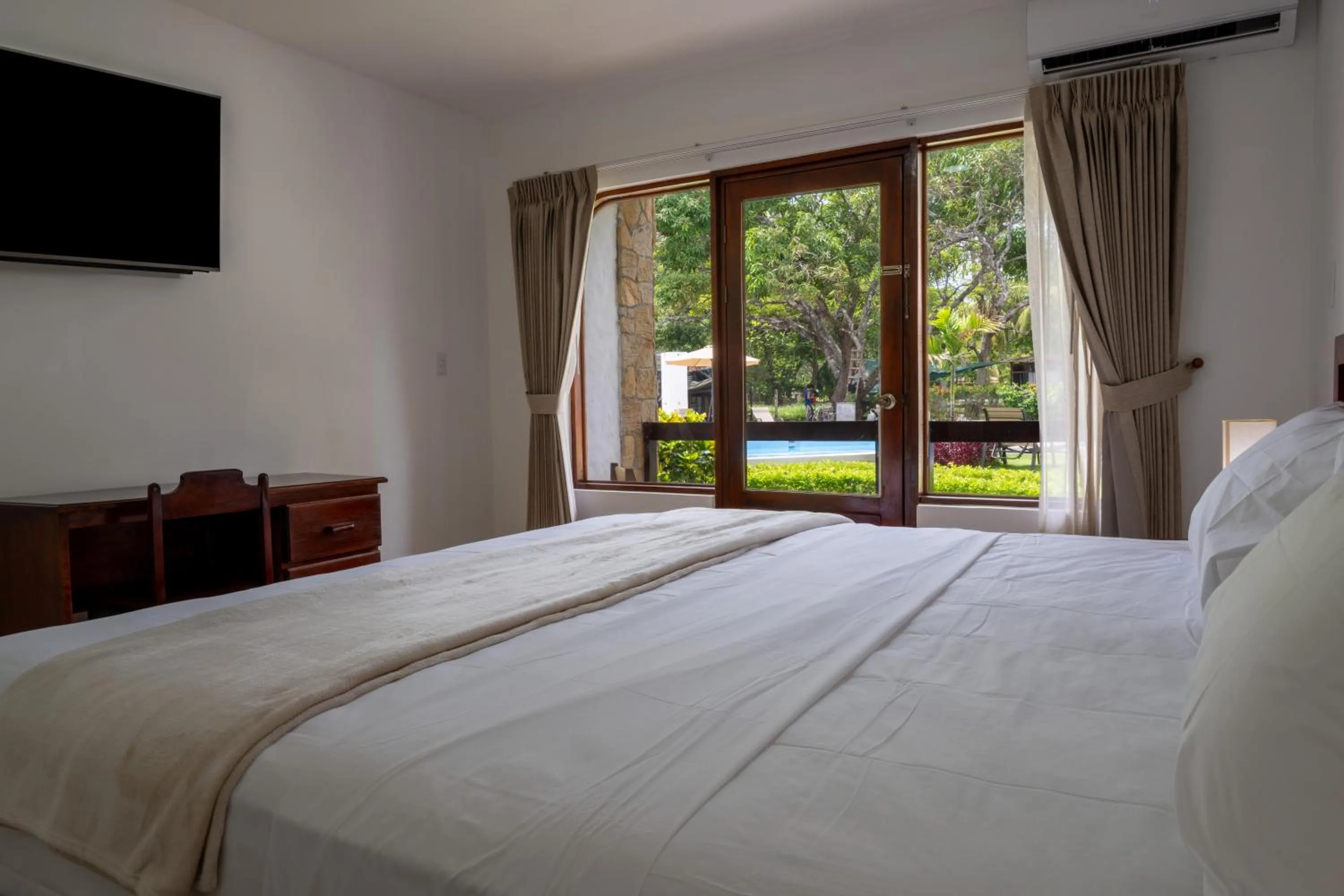 Bedroom, Bed in Fuego del Sol Beachfront Hotel