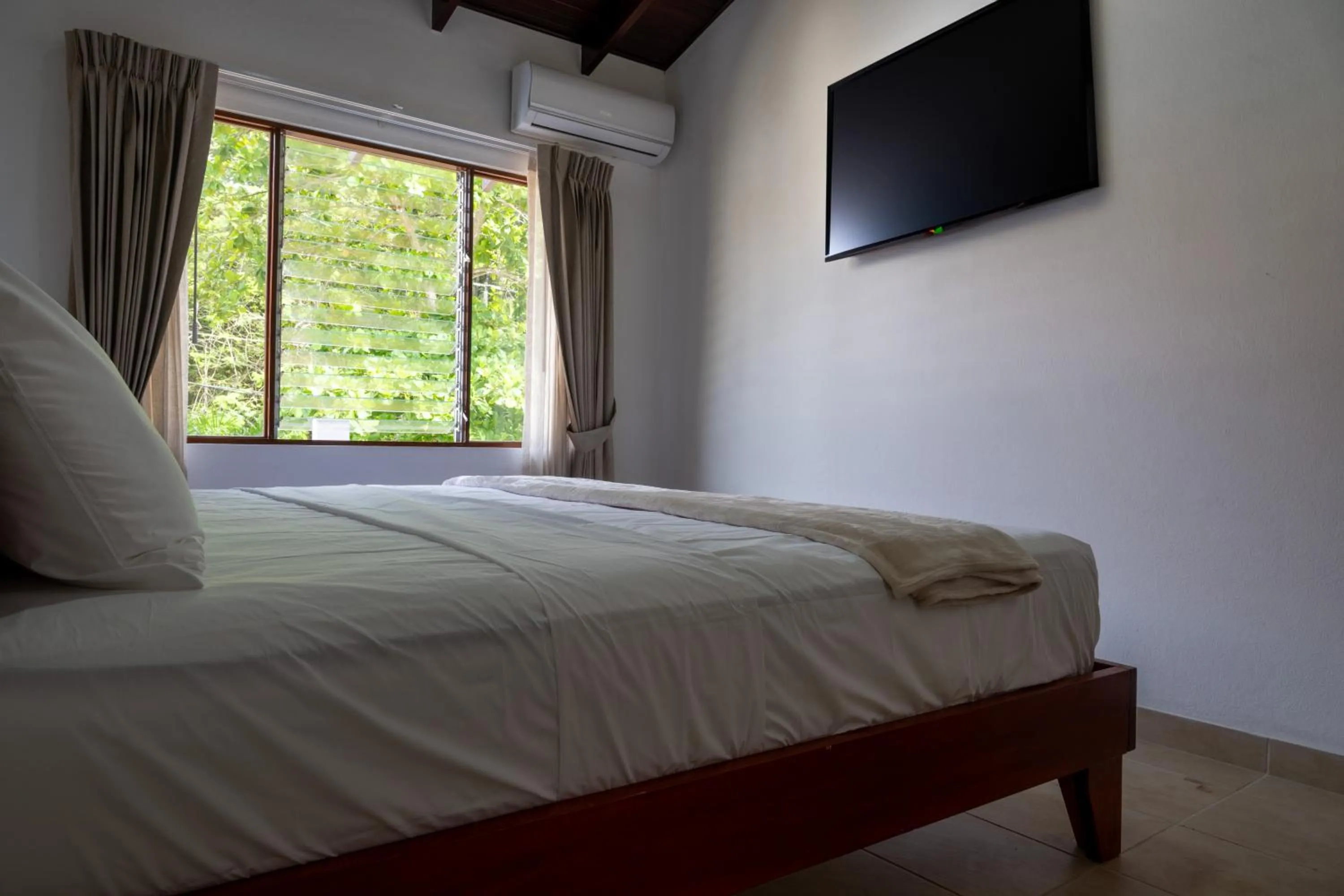 Bedroom, Bed in Fuego del Sol Beachfront Hotel