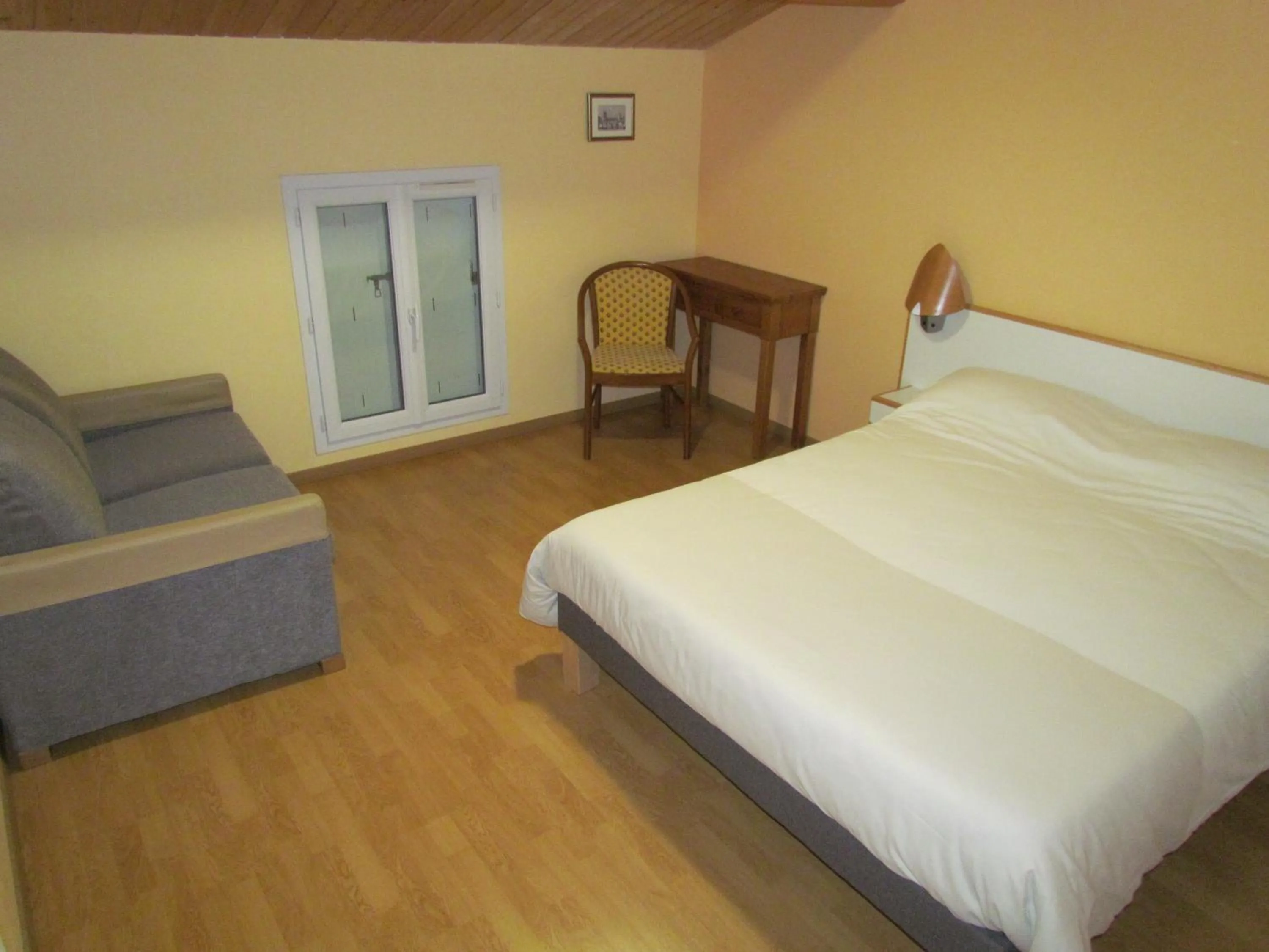 Bed in Appartement La Rochelle