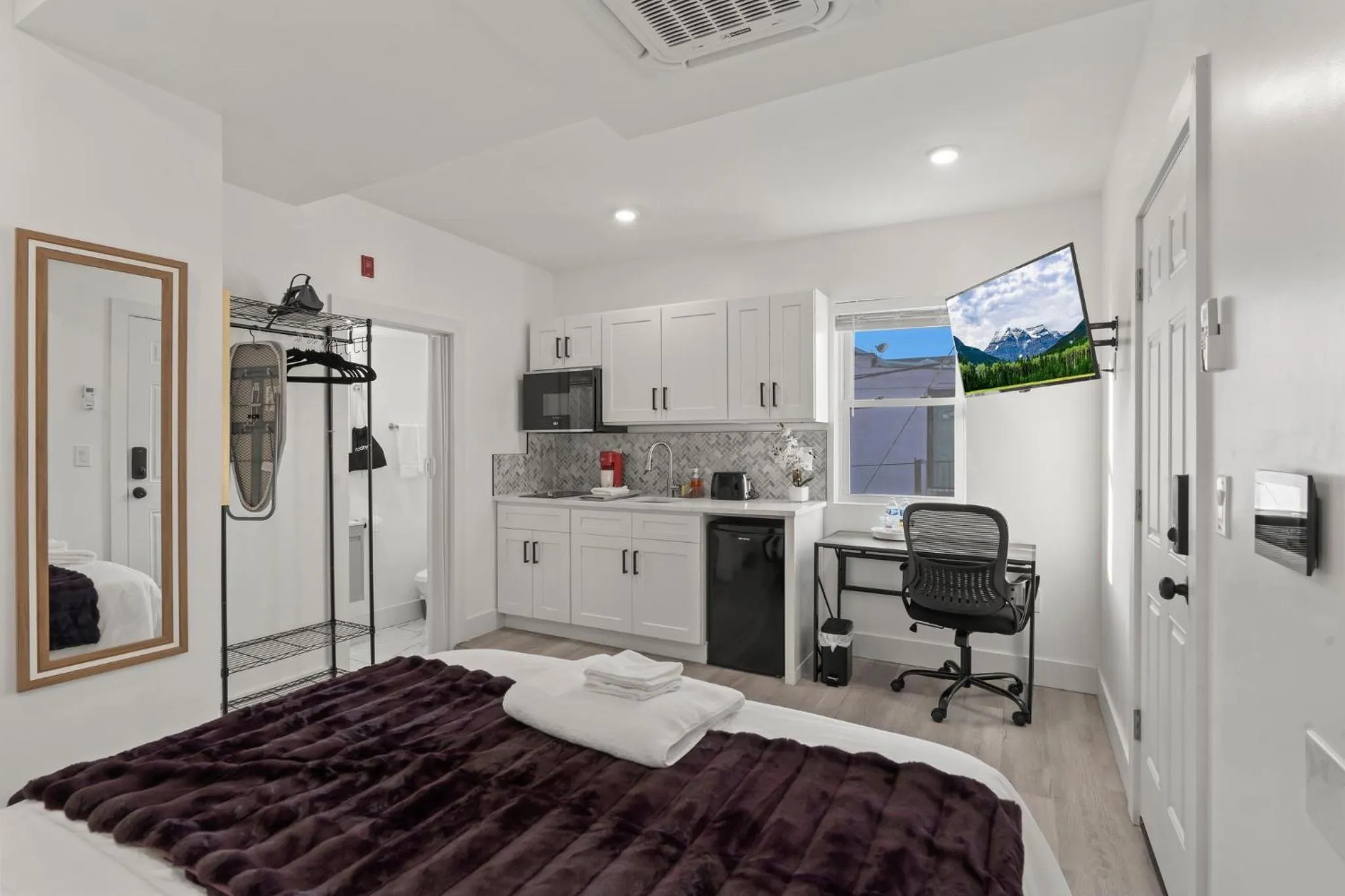 Photo of the whole room, Bed in New Season Royals, Airport West