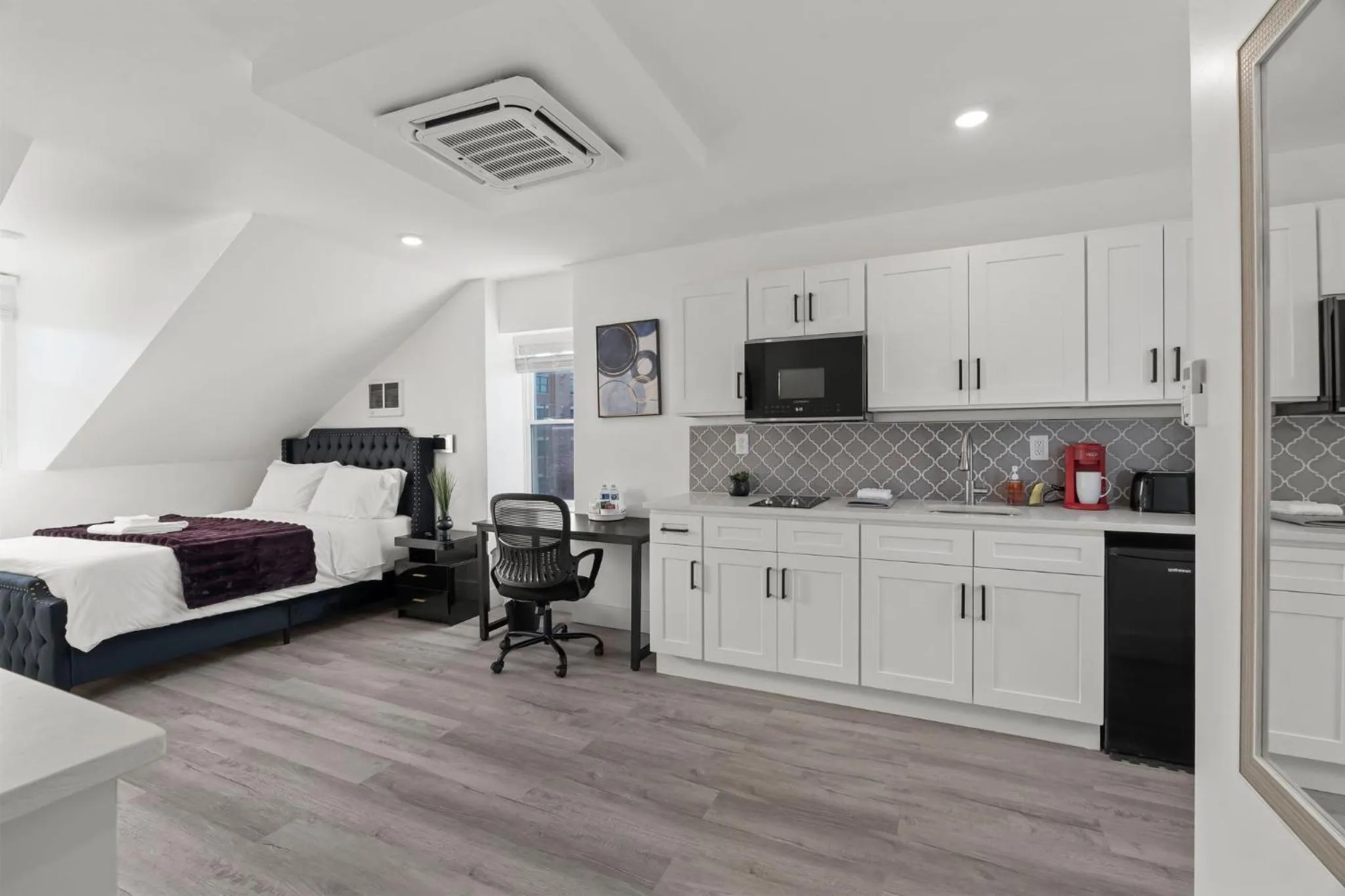 Photo of the whole room, Bed in New Season Royals, Airport West