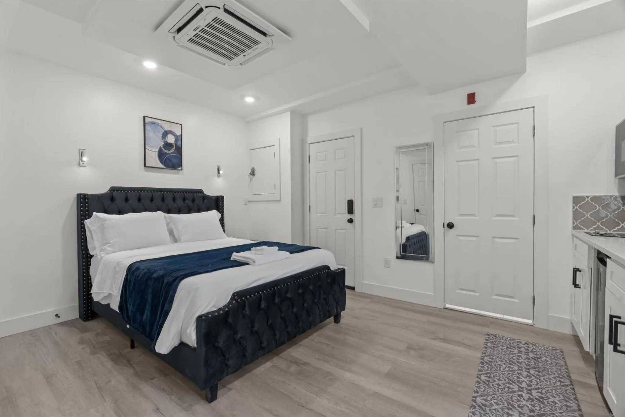 Photo of the whole room, Bed in New Season Royals, Airport West