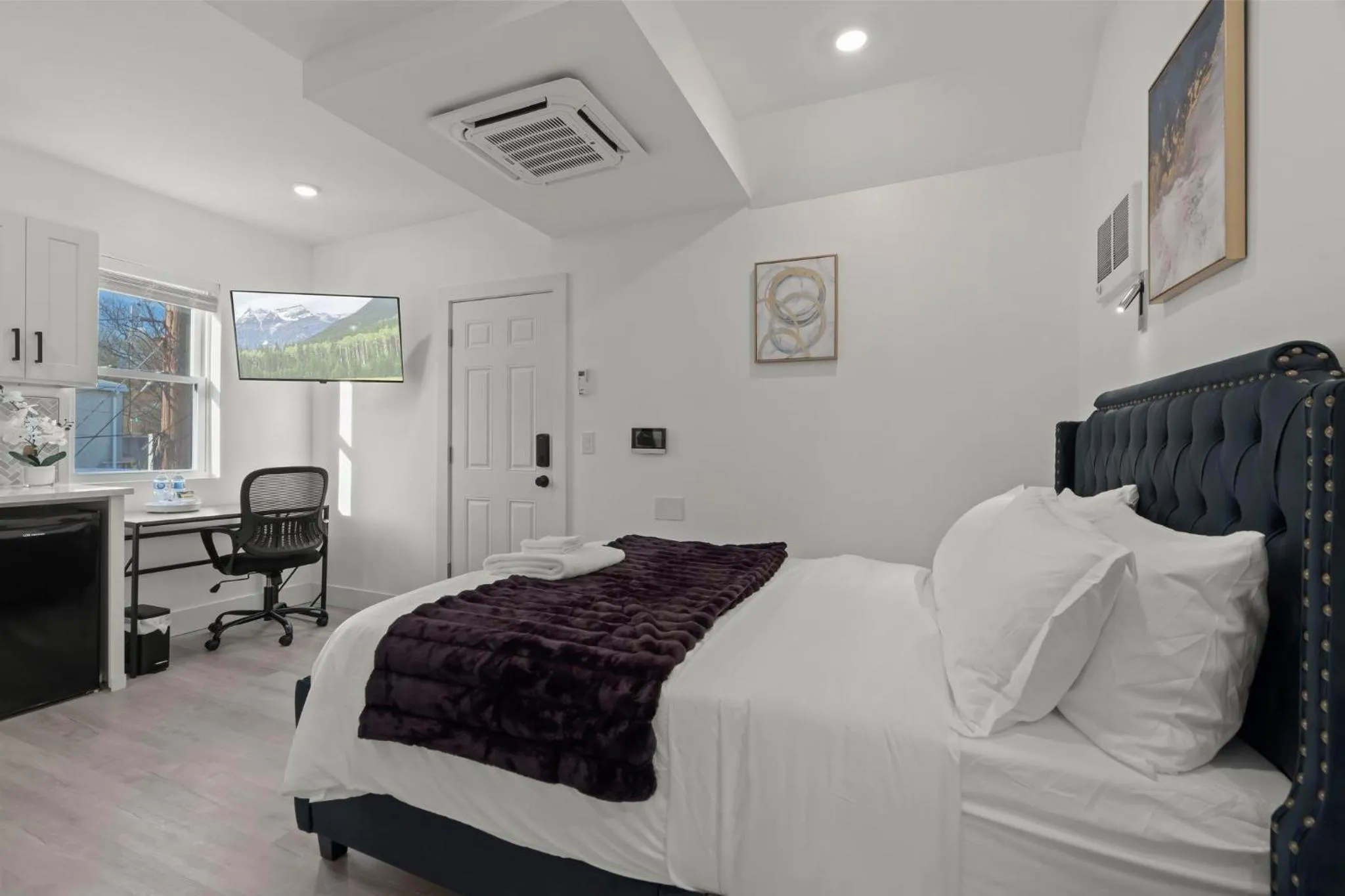 Bedroom, Bed in New Season Royals, Airport West