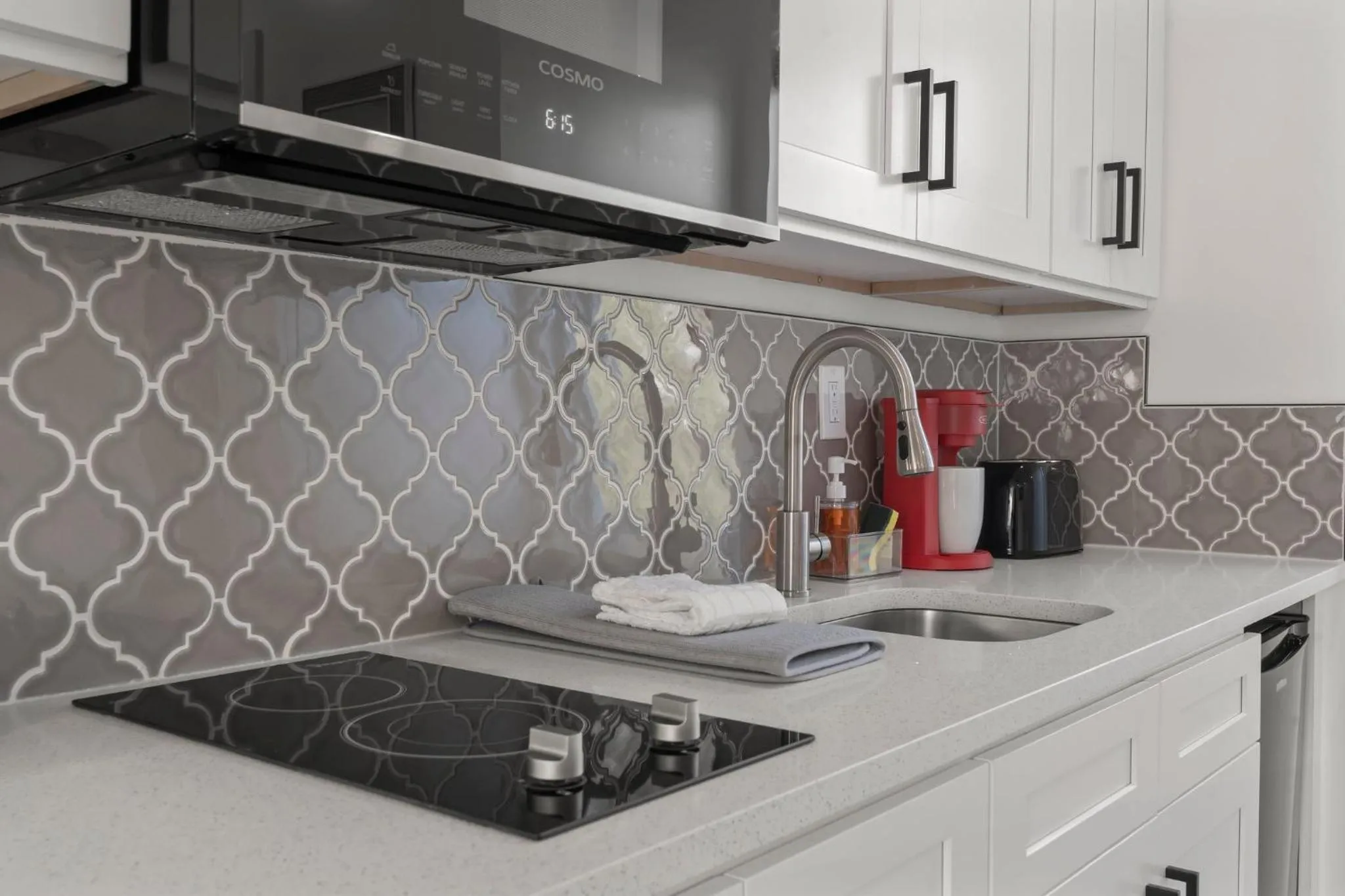 Kitchen or kitchenette in New Season Royals, Airport West