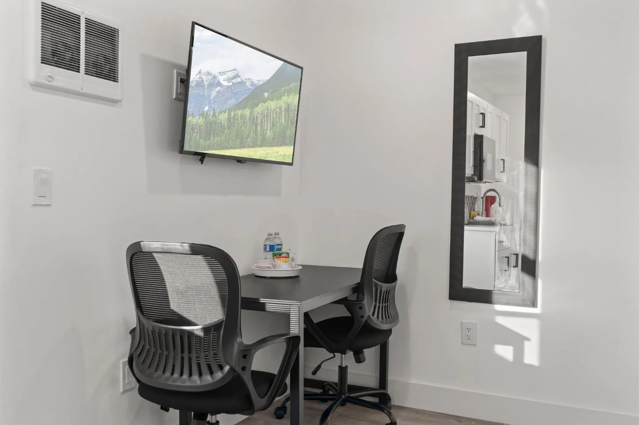 TV and multimedia in New Season Royals, Airport West