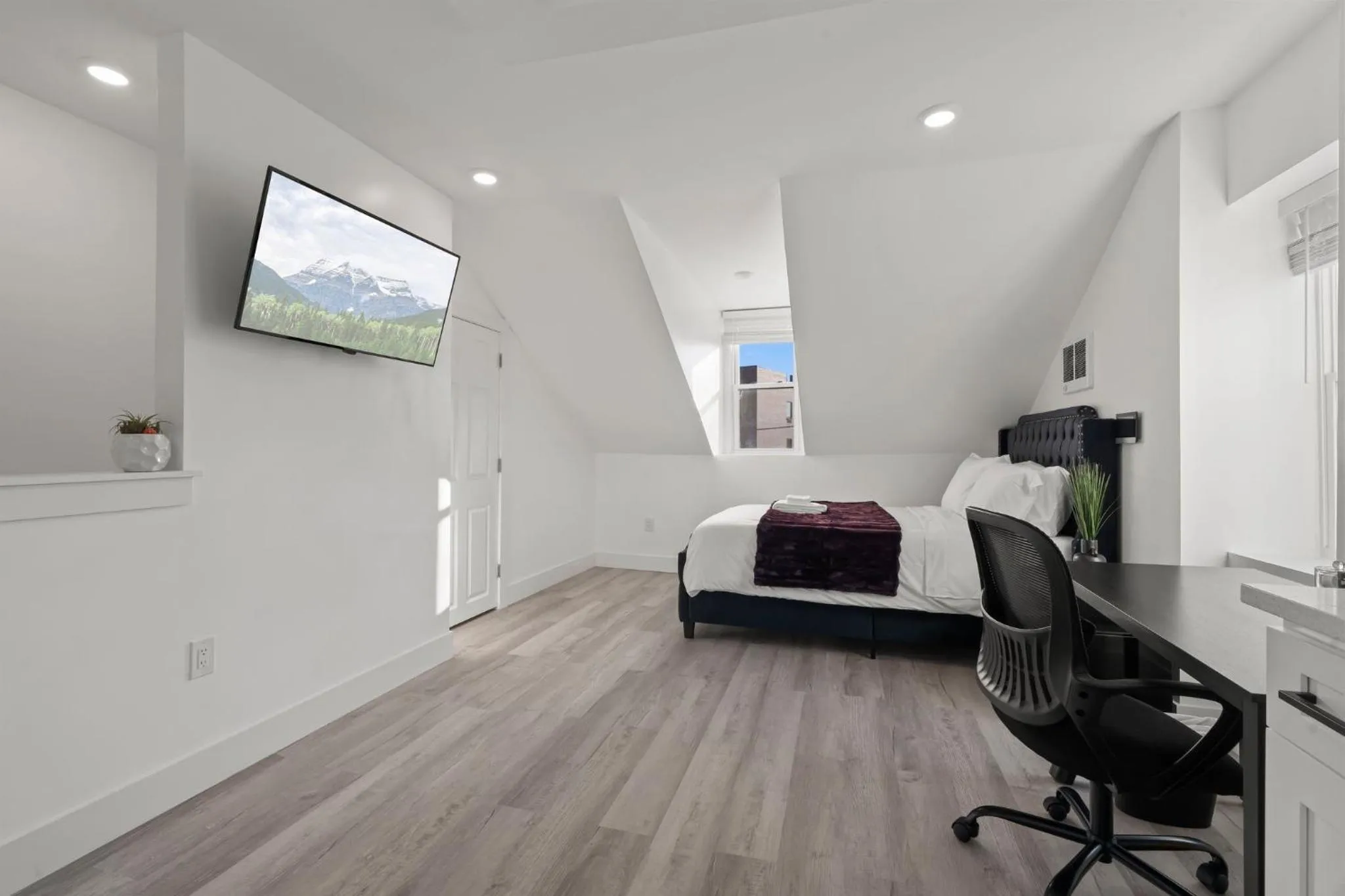 TV and multimedia, Bed in New Season Royals, Airport West