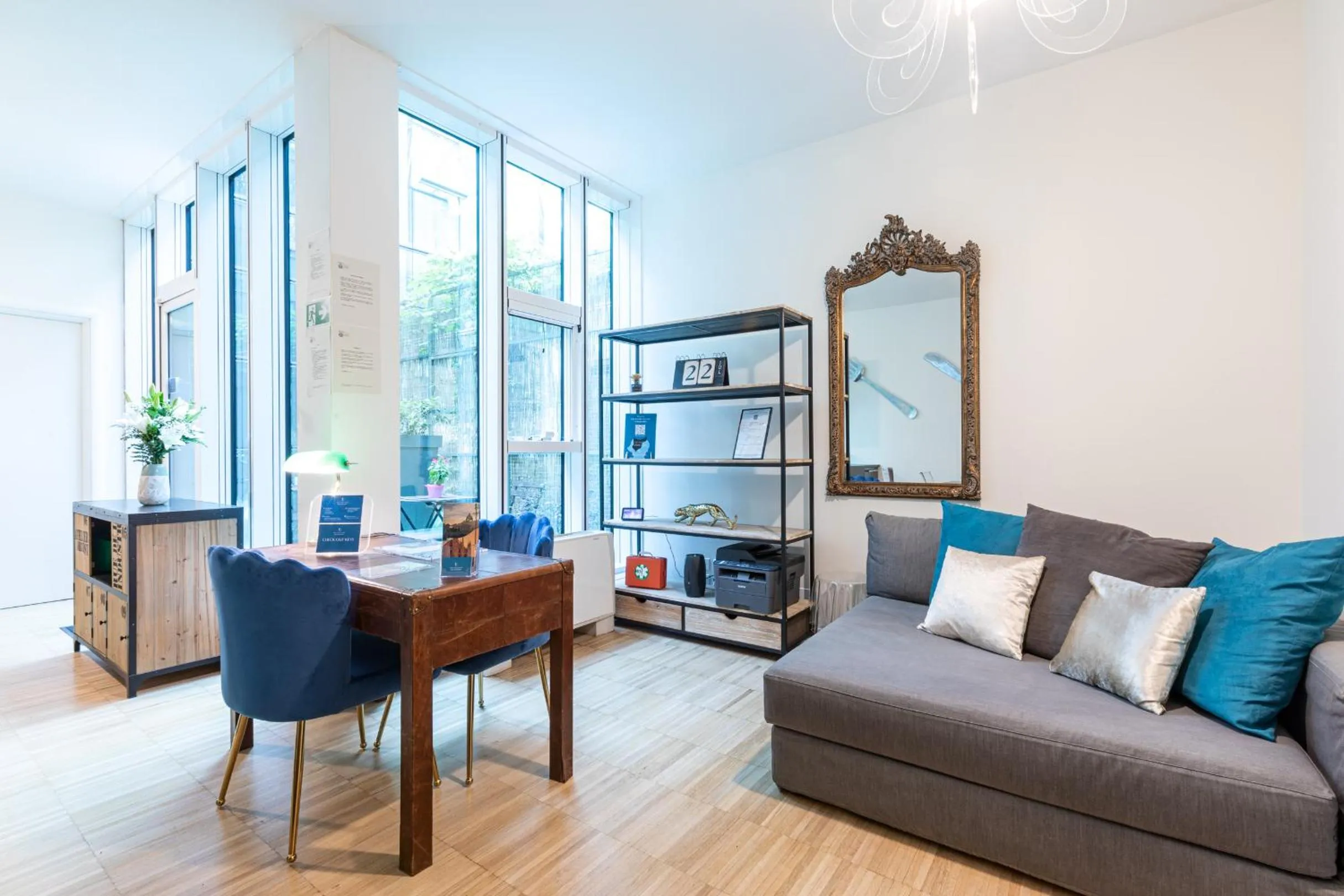 Lobby or reception, Seating Area in B&b Too Cute 2b Str8