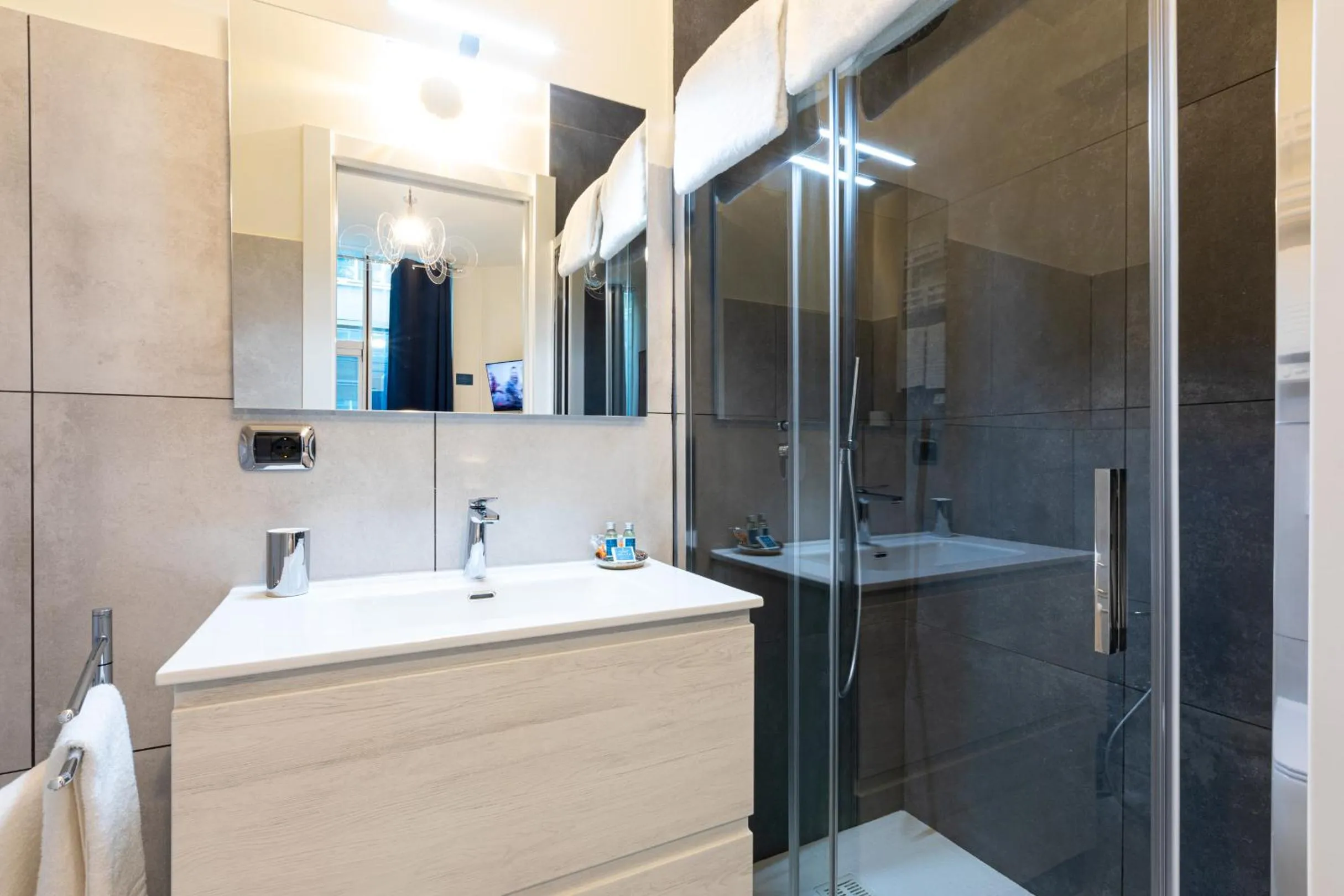 Shower in Città Studi Suites - Top Collection