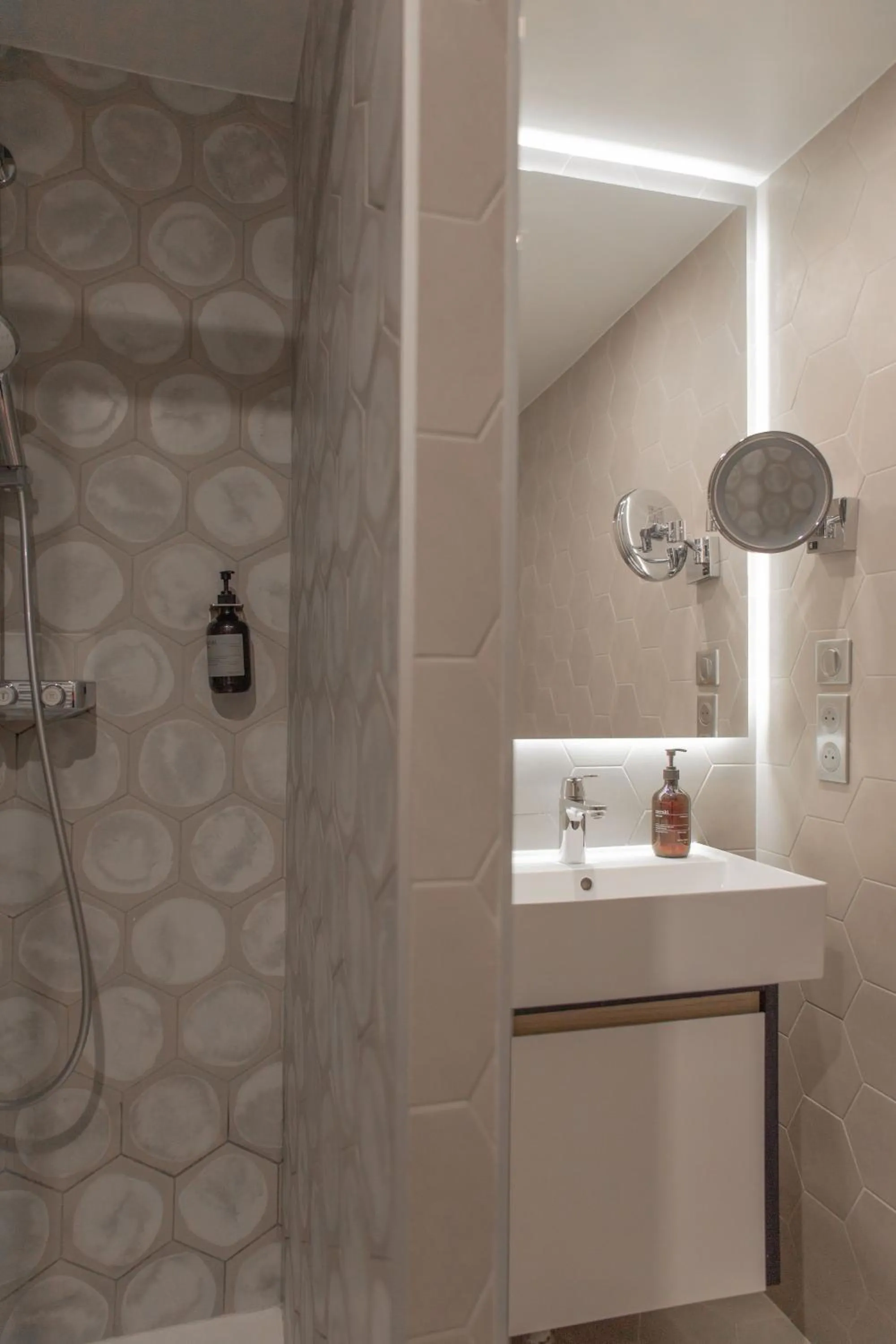 Shower in Hotel Leev Victoire & Spa