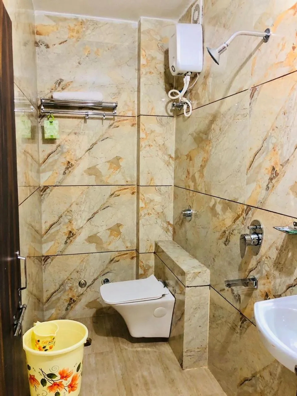 Shower in Hotel Indergarh Heritage