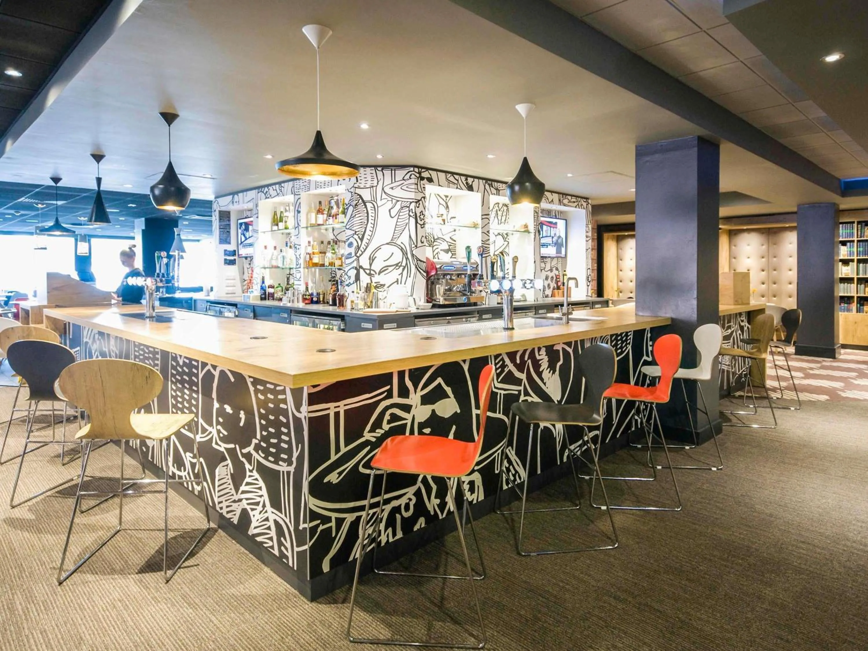Lounge or bar in ibis London Heathrow Airport