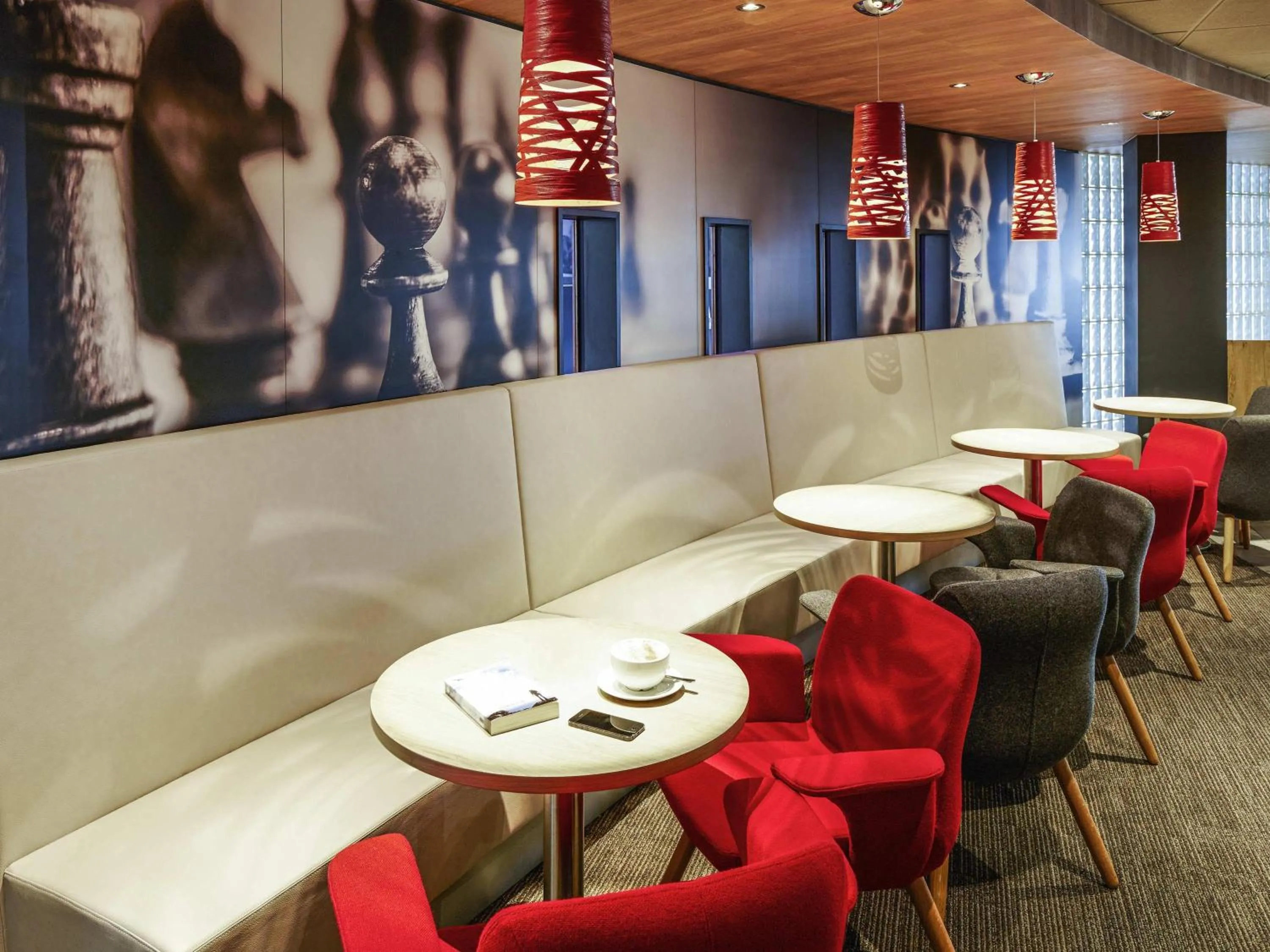 Restaurant/places to eat in ibis London Heathrow Airport