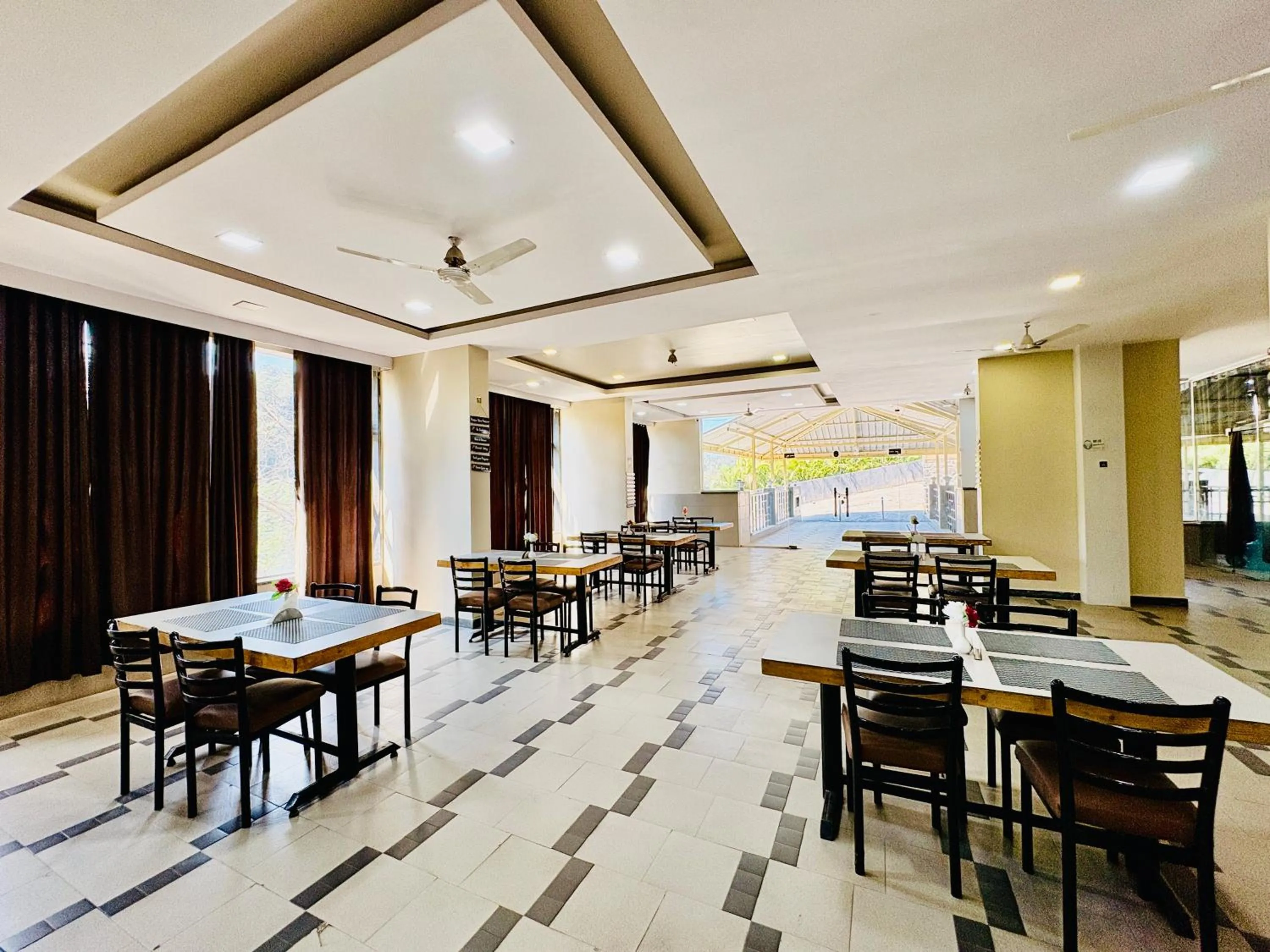 Restaurant/places to eat in Hotel Lalit inn Lonavala
