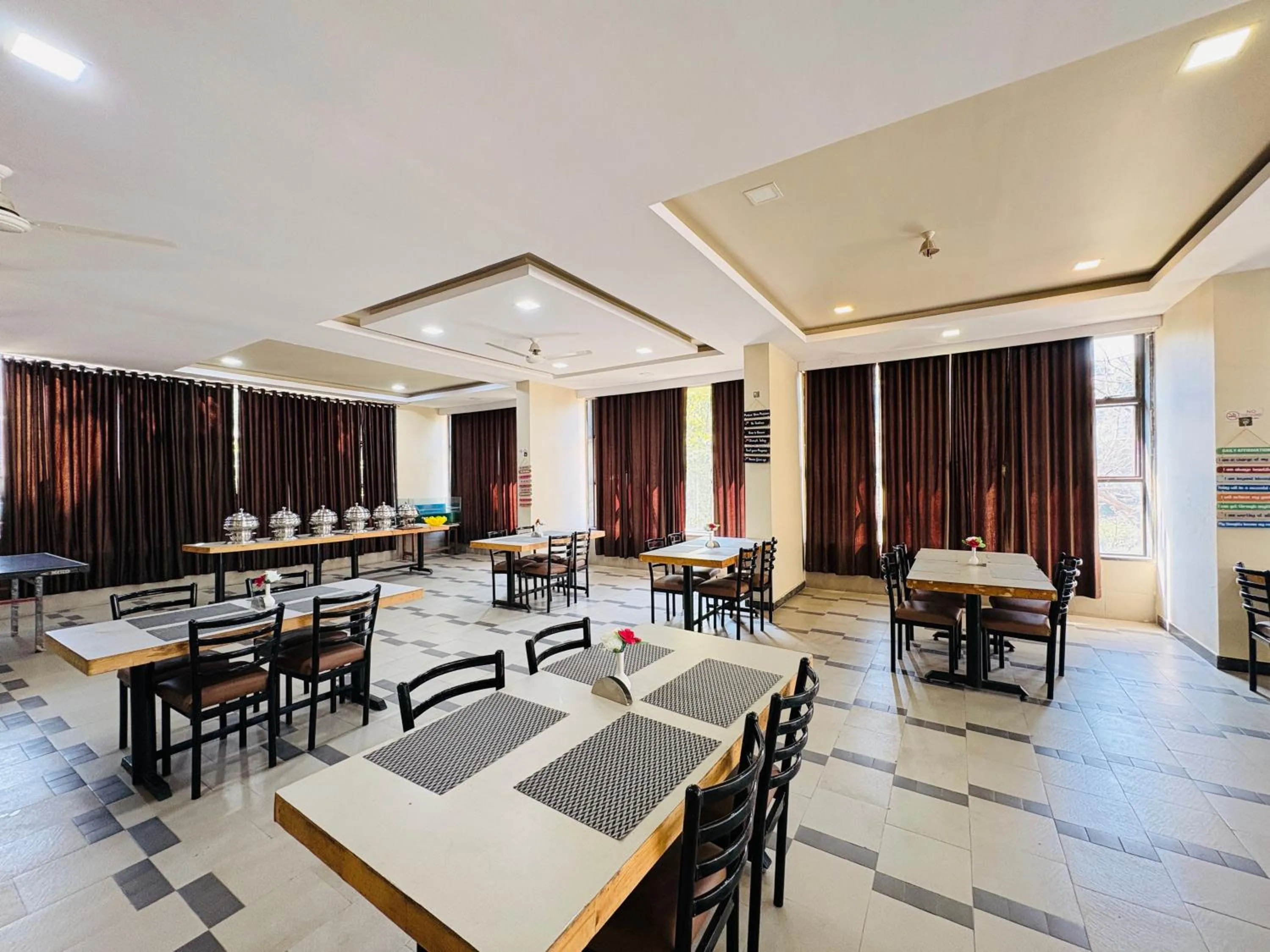 Restaurant/places to eat in Hotel Lalit inn Lonavala