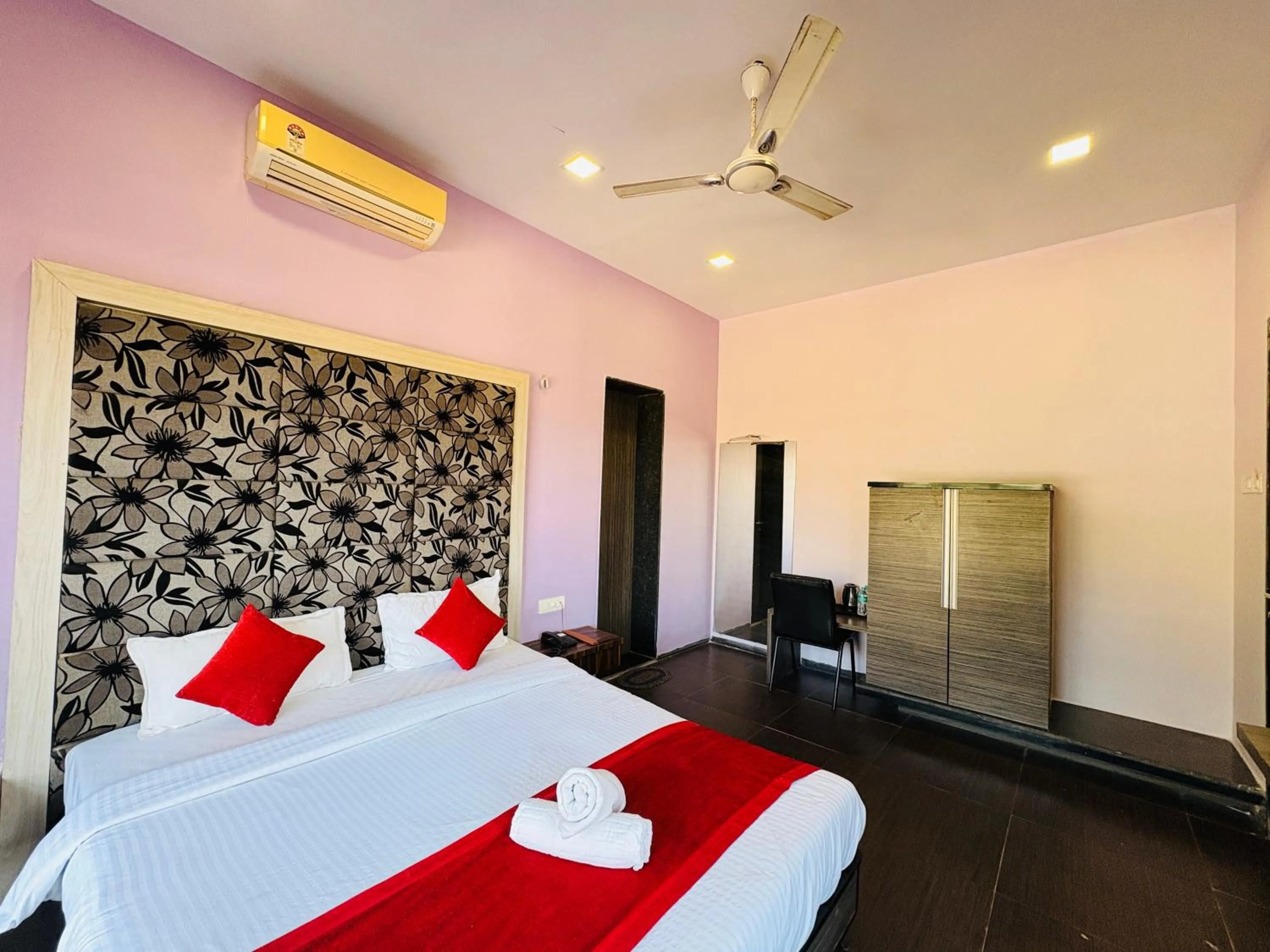 Bed in Hotel Lalit inn Lonavala