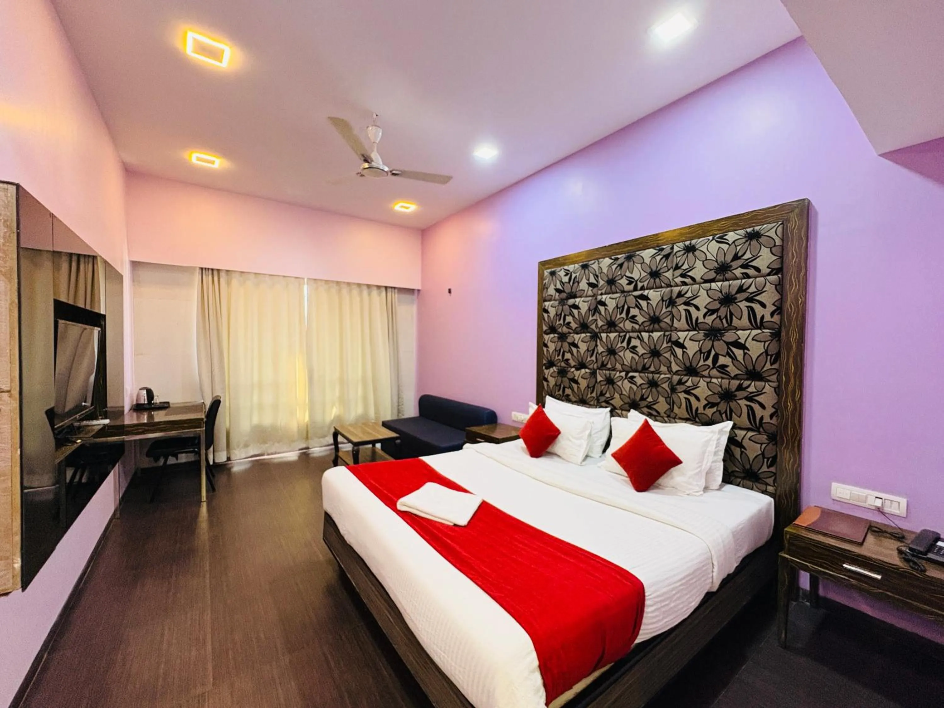 Bed in Hotel Lalit inn Lonavala