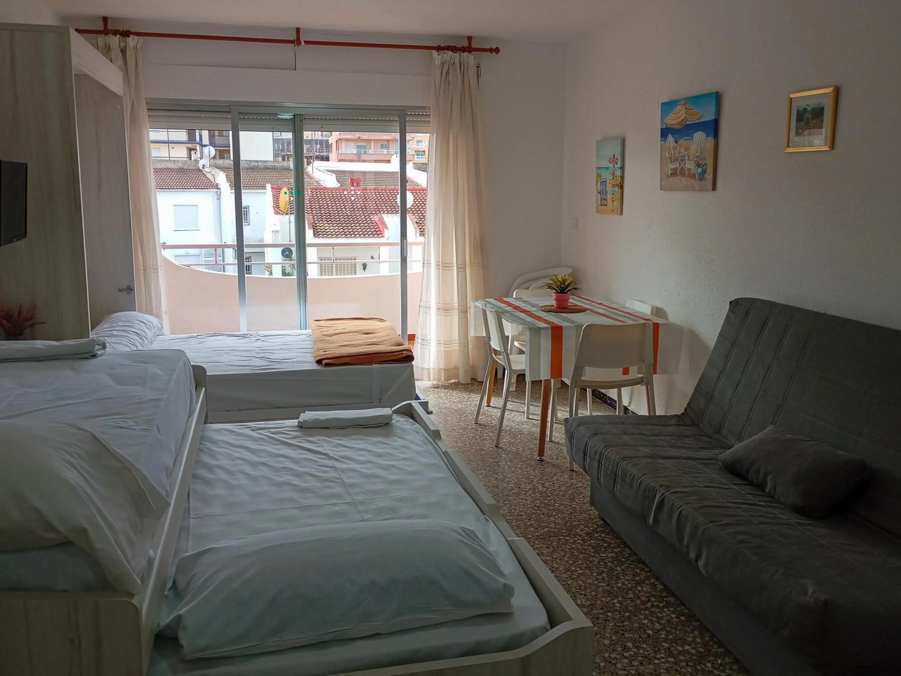 Living room, Bed in Apartamentos Voramar Peñíscola 3000