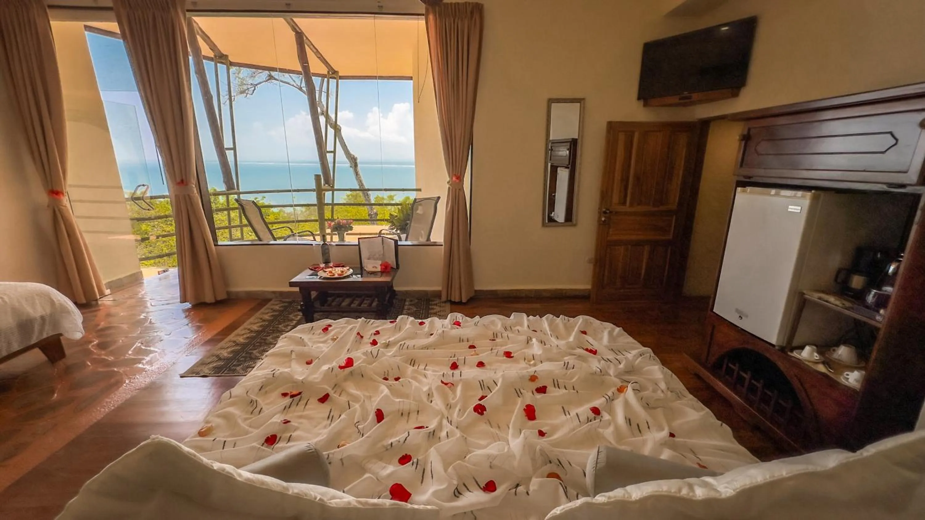 Photo of the whole room, Bed in Issimo Suites (Adults Only)