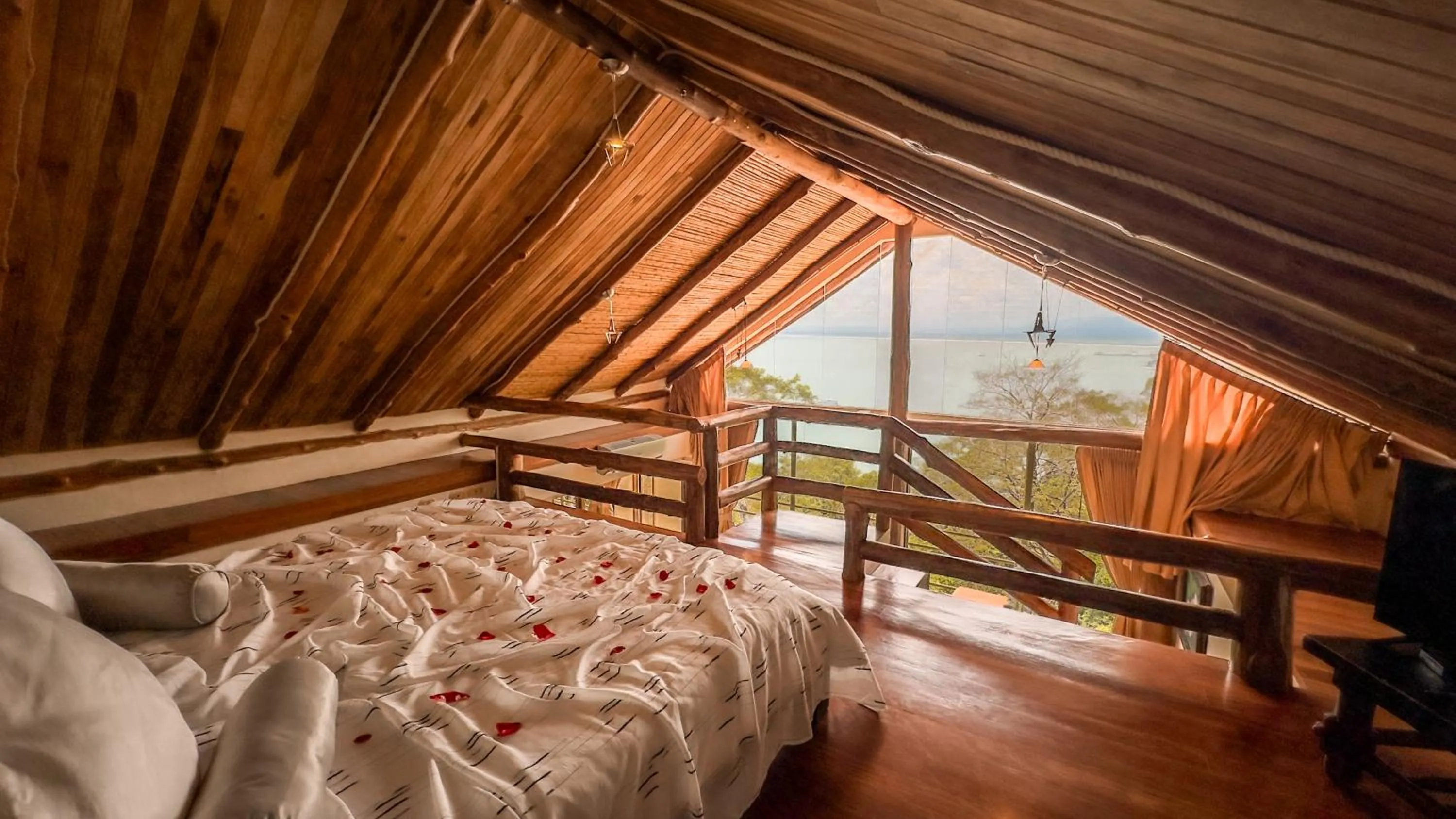 Photo of the whole room, Bed in Issimo Suites (Adults Only)