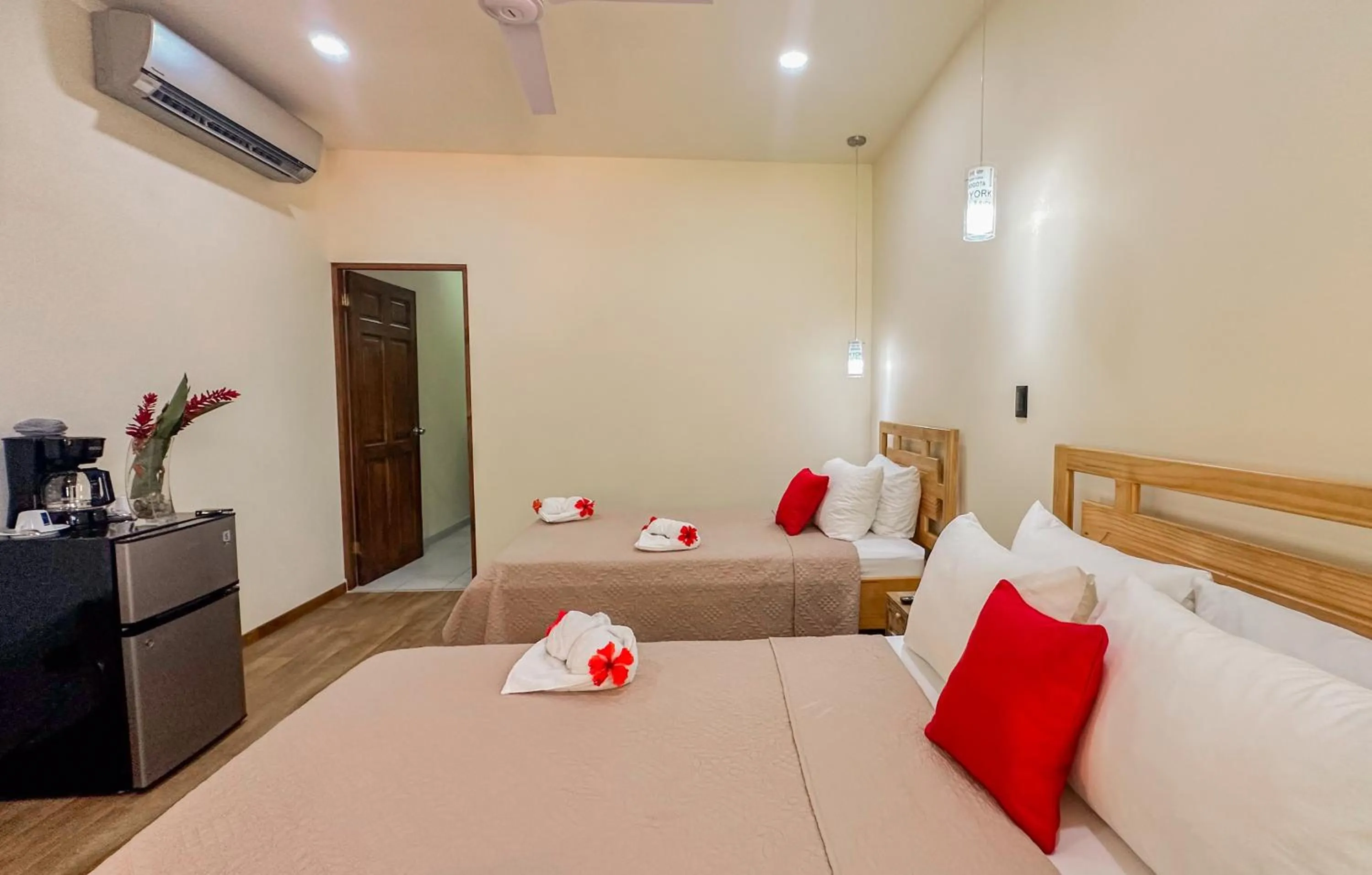 Photo of the whole room, Bed in Tabulia Tree Hotel and Villas