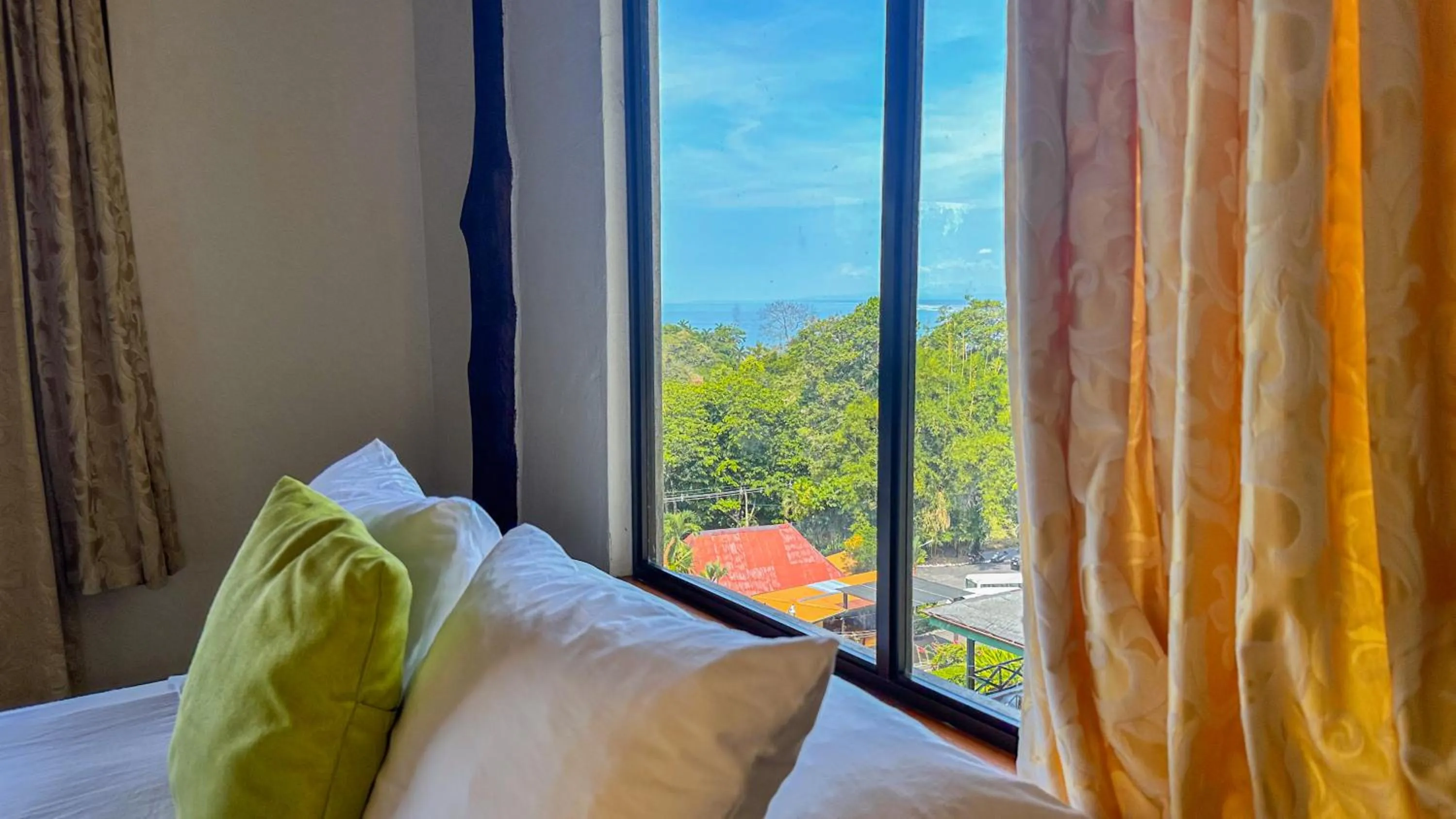 Bed in Tabulia Tree Hotel and Villas