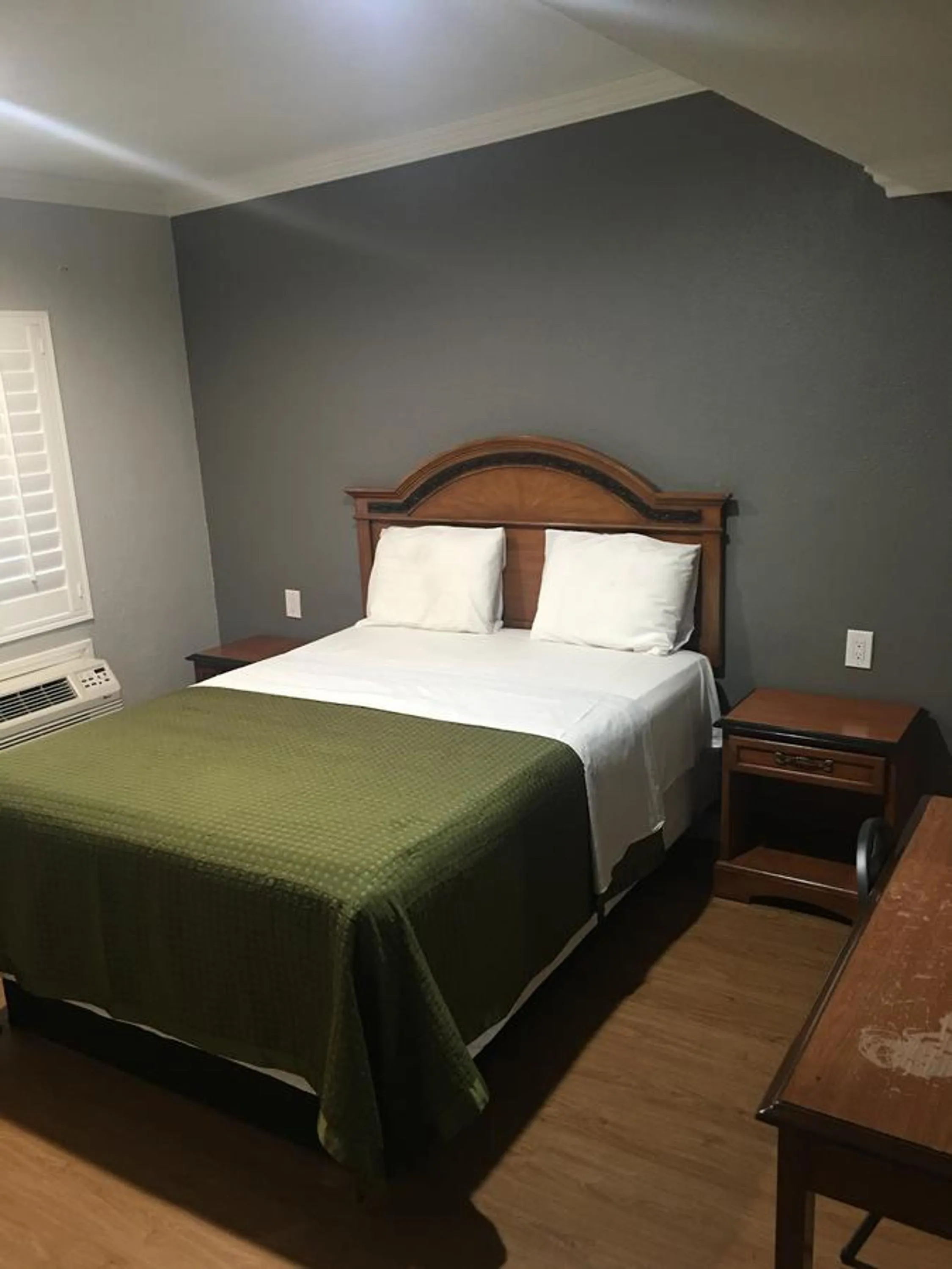 Bed in Town House Motel