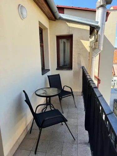 1 Bed Flat - Sleeps 4 - Pets - Smoking on terrace