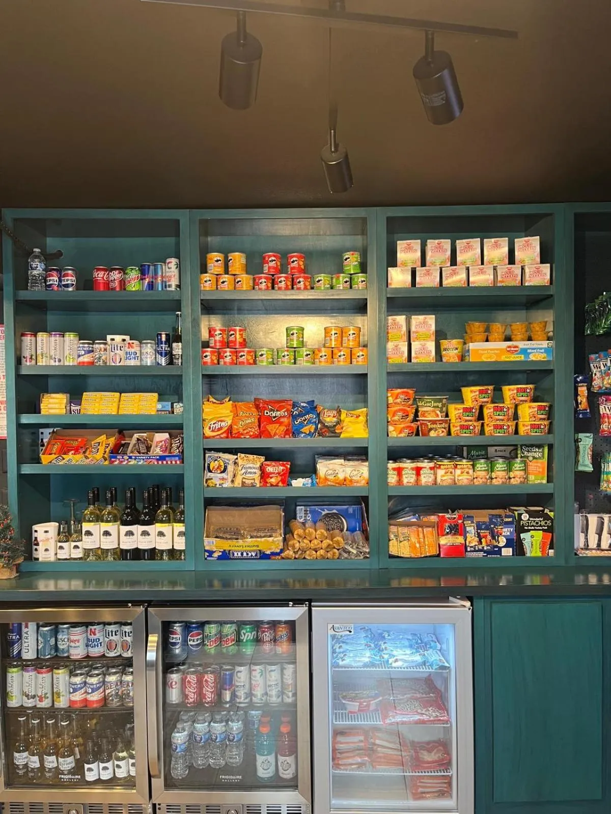 Supermarket/grocery shop in Alliance Hotel & Suites, a Howard Johnson by Wyndham