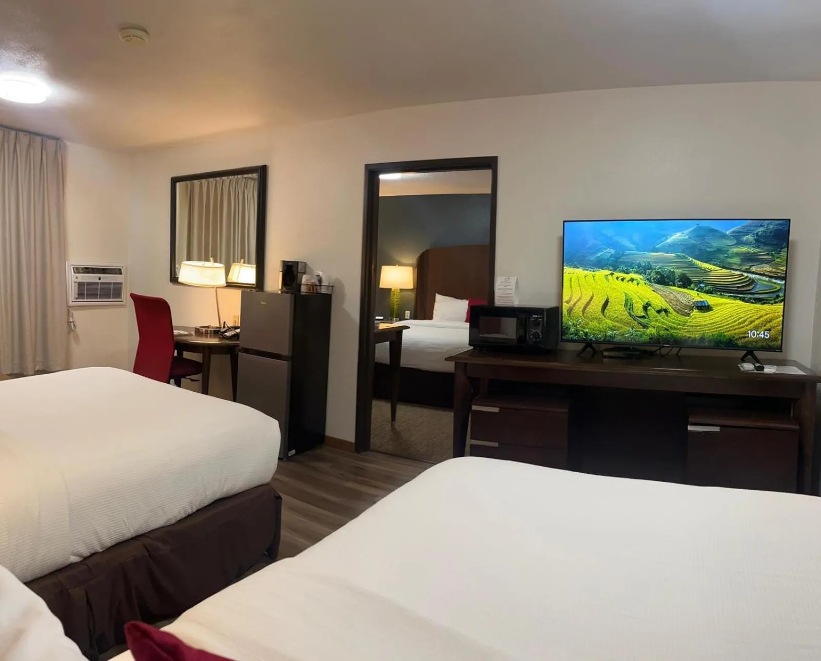 Photo of the whole room, Bed in Alliance Hotel & Suites, a Howard Johnson by Wyndham