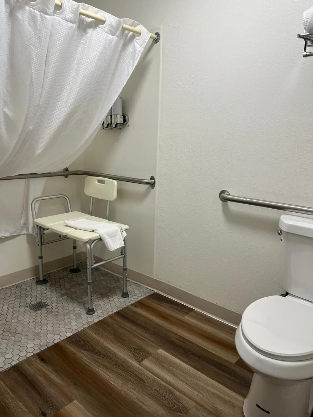 Shower in Alliance Hotel & Suites, a Howard Johnson by Wyndham