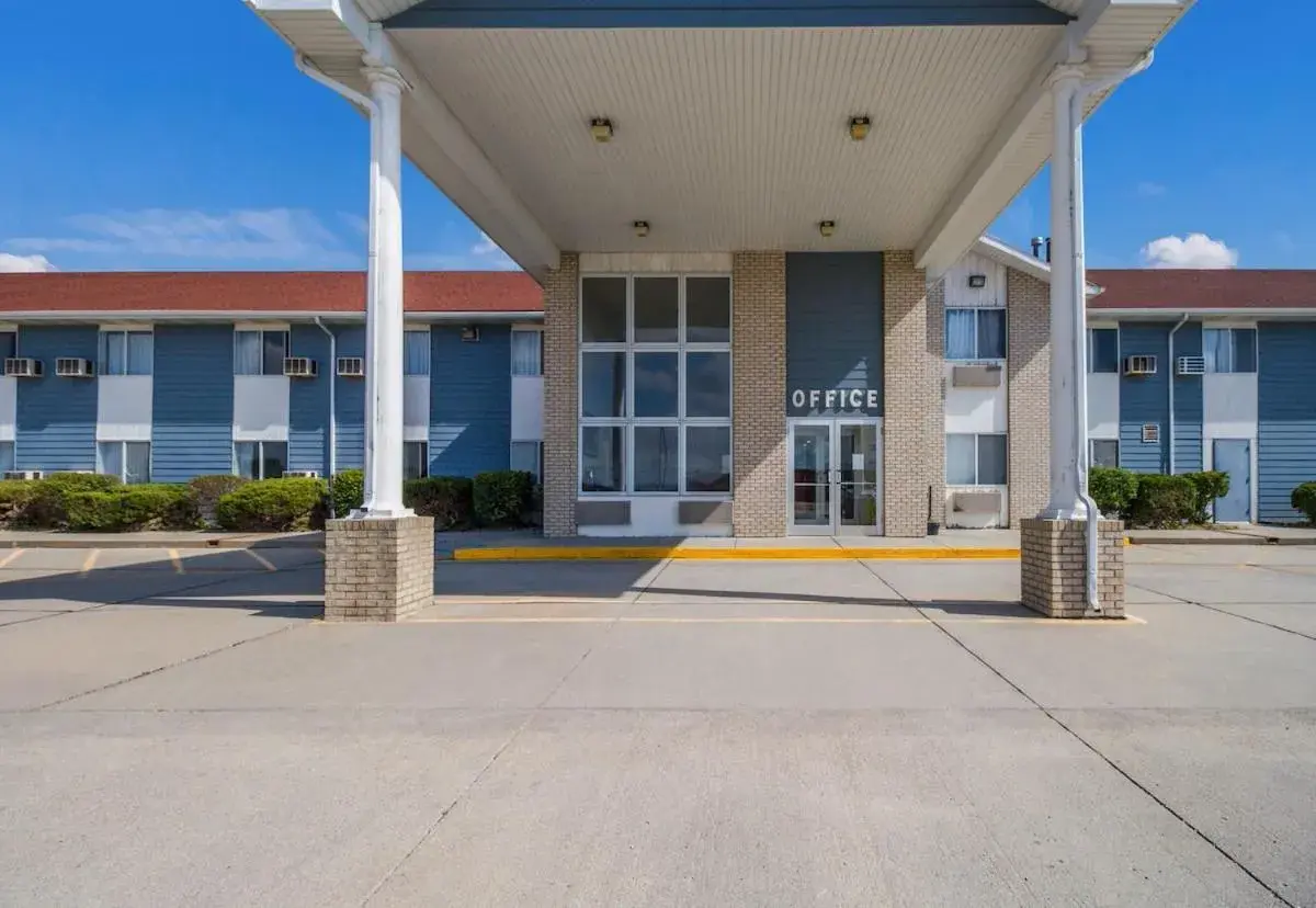 Deluxe King Suite in Alliance Hotel & Suites, a Howard Johnson by Wyndham Deluxe King Suite in Alliance Hotel & Suites, a Howard Johnson by Wyndham