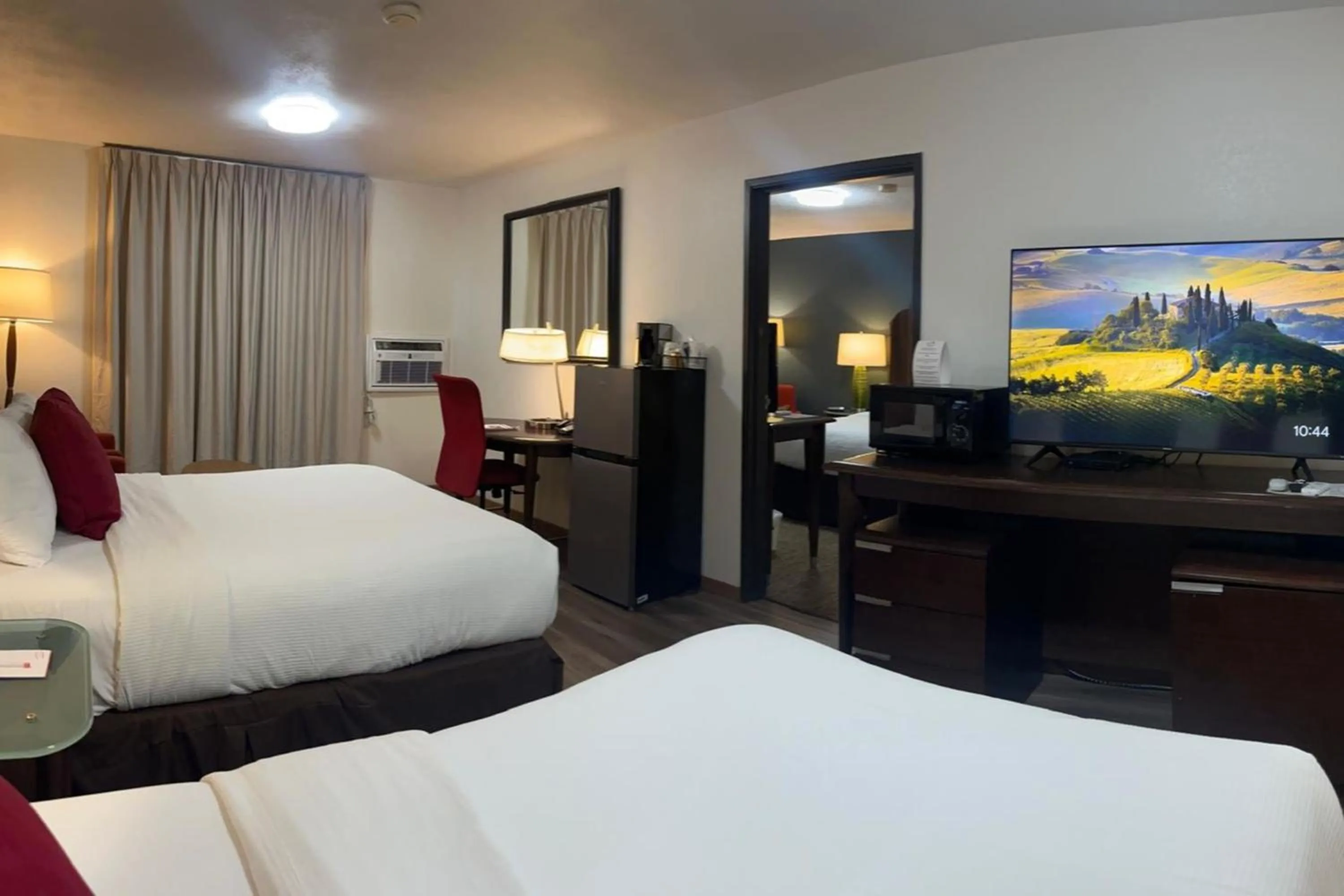 Photo of the whole room, Bed in Alliance Hotel & Suites, a Howard Johnson by Wyndham
