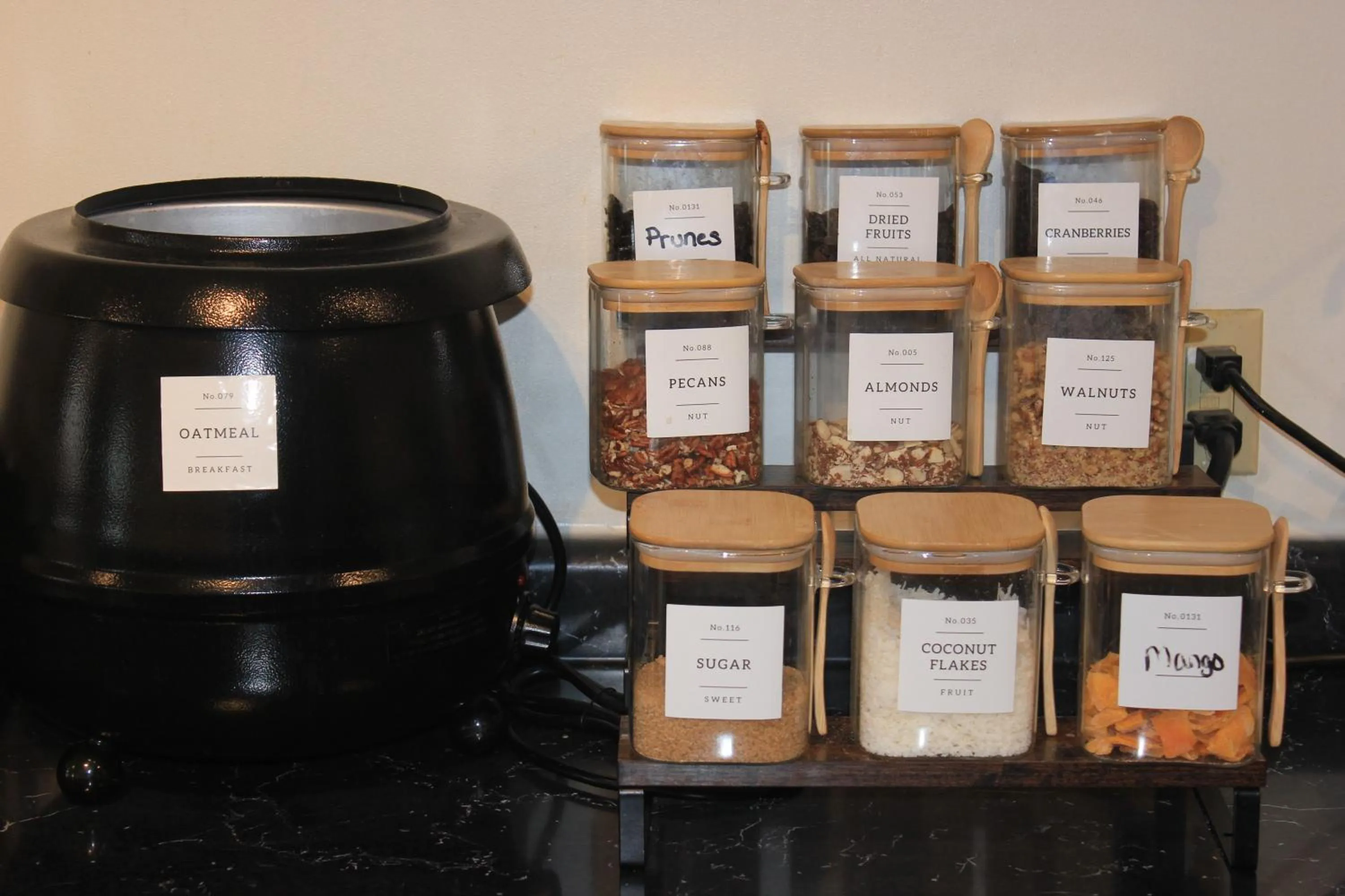 Food in Alliance Hotel & Suites, a Howard Johnson by Wyndham