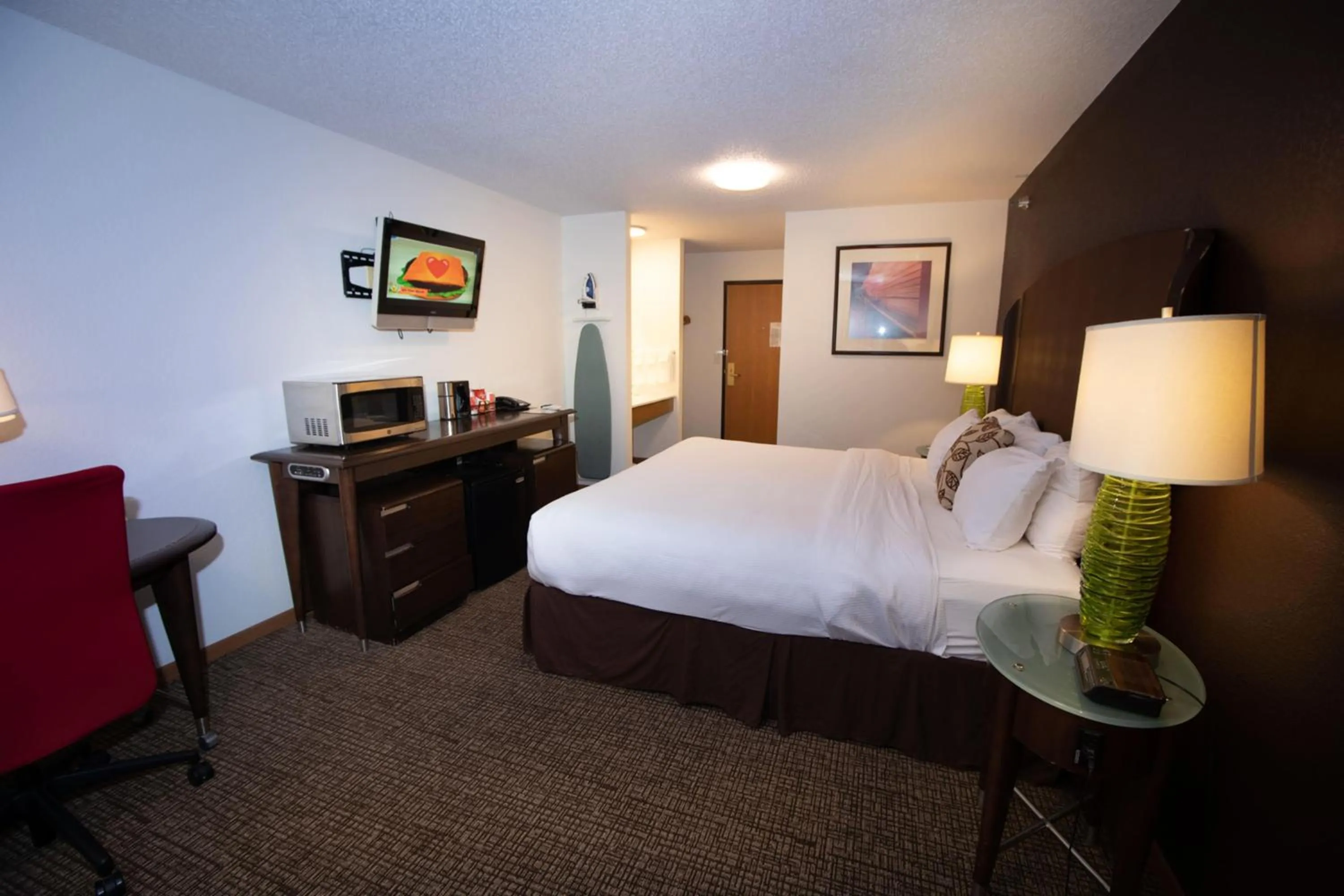 Photo of the whole room, Bed in Alliance Hotel & Suites, a Howard Johnson by Wyndham