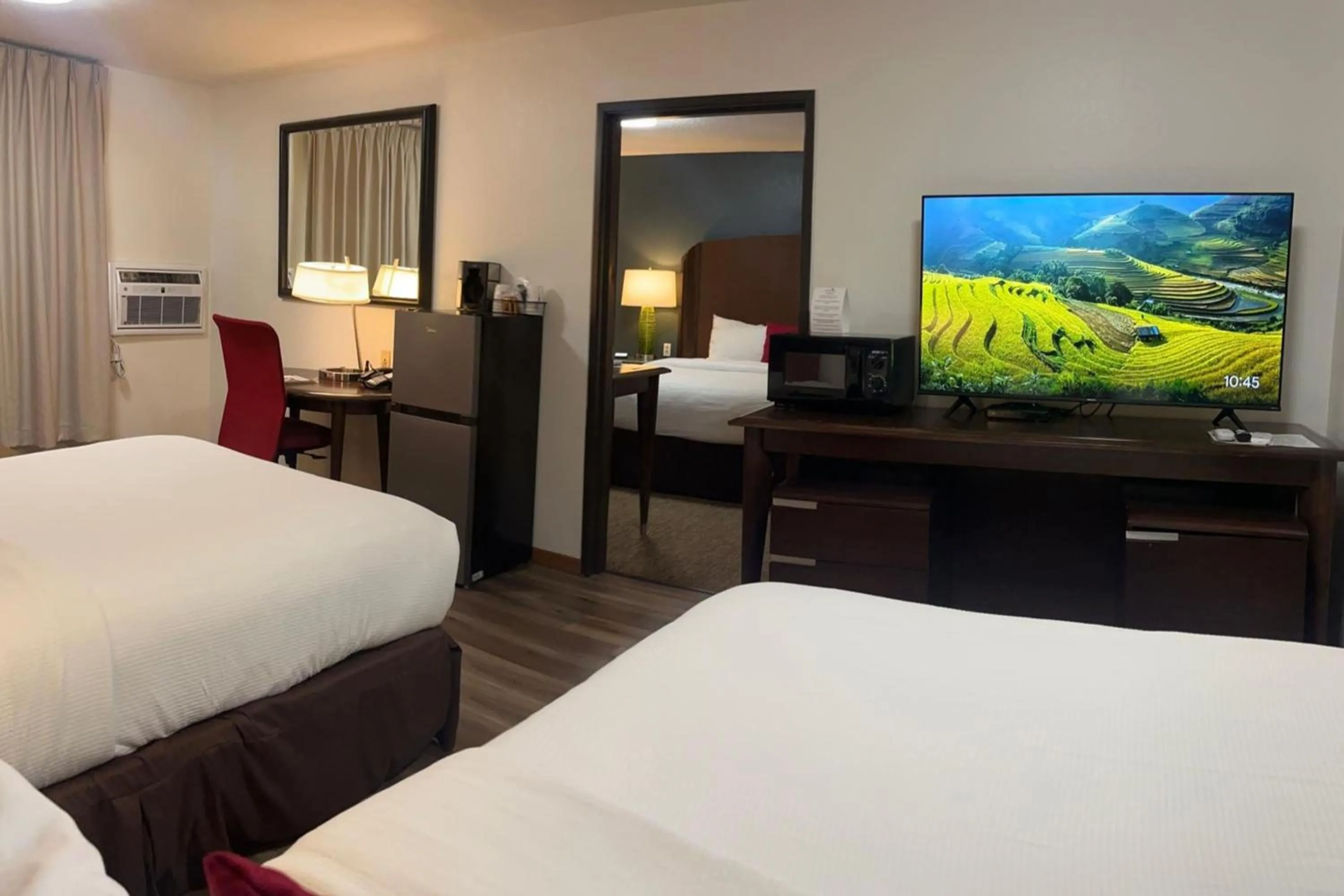 Photo of the whole room, Bed in Alliance Hotel & Suites, a Howard Johnson by Wyndham