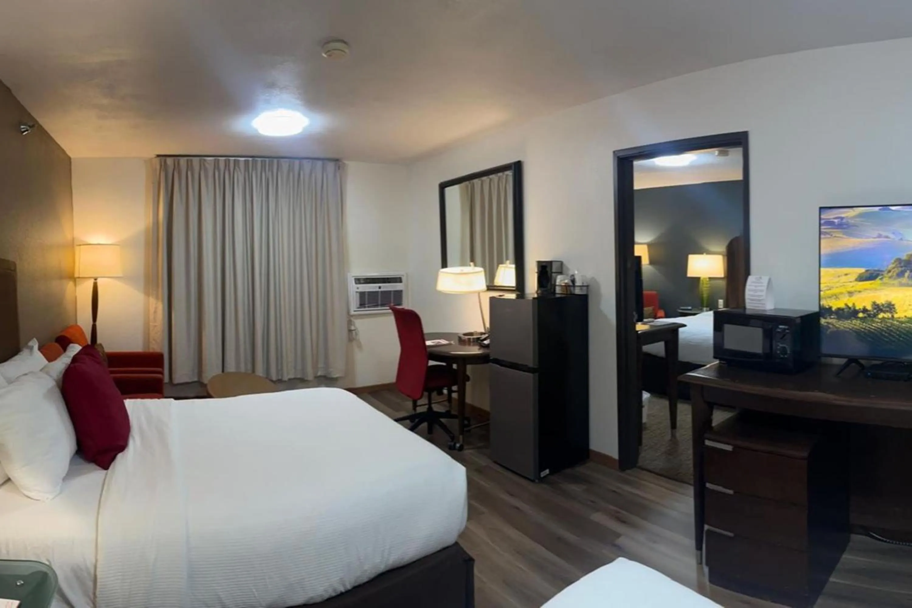 Photo of the whole room, Bed in Alliance Hotel & Suites, a Howard Johnson by Wyndham