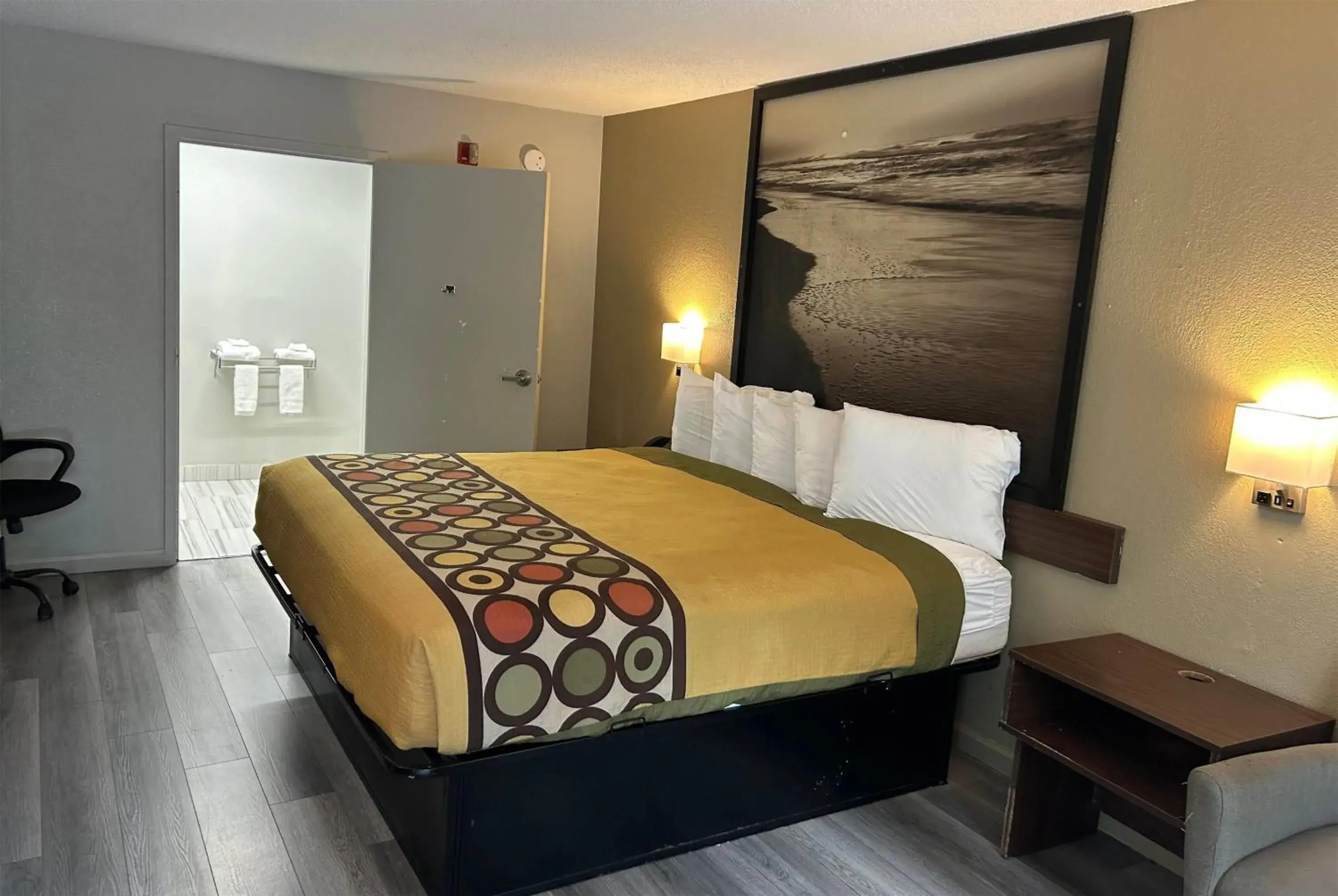 King Room - Mobility Access/Non-Smoking in Super 8 by Wyndham Fayetteville King Room - Mobility Access/Non-Smoking in Super 8 by Wyndham Fayetteville