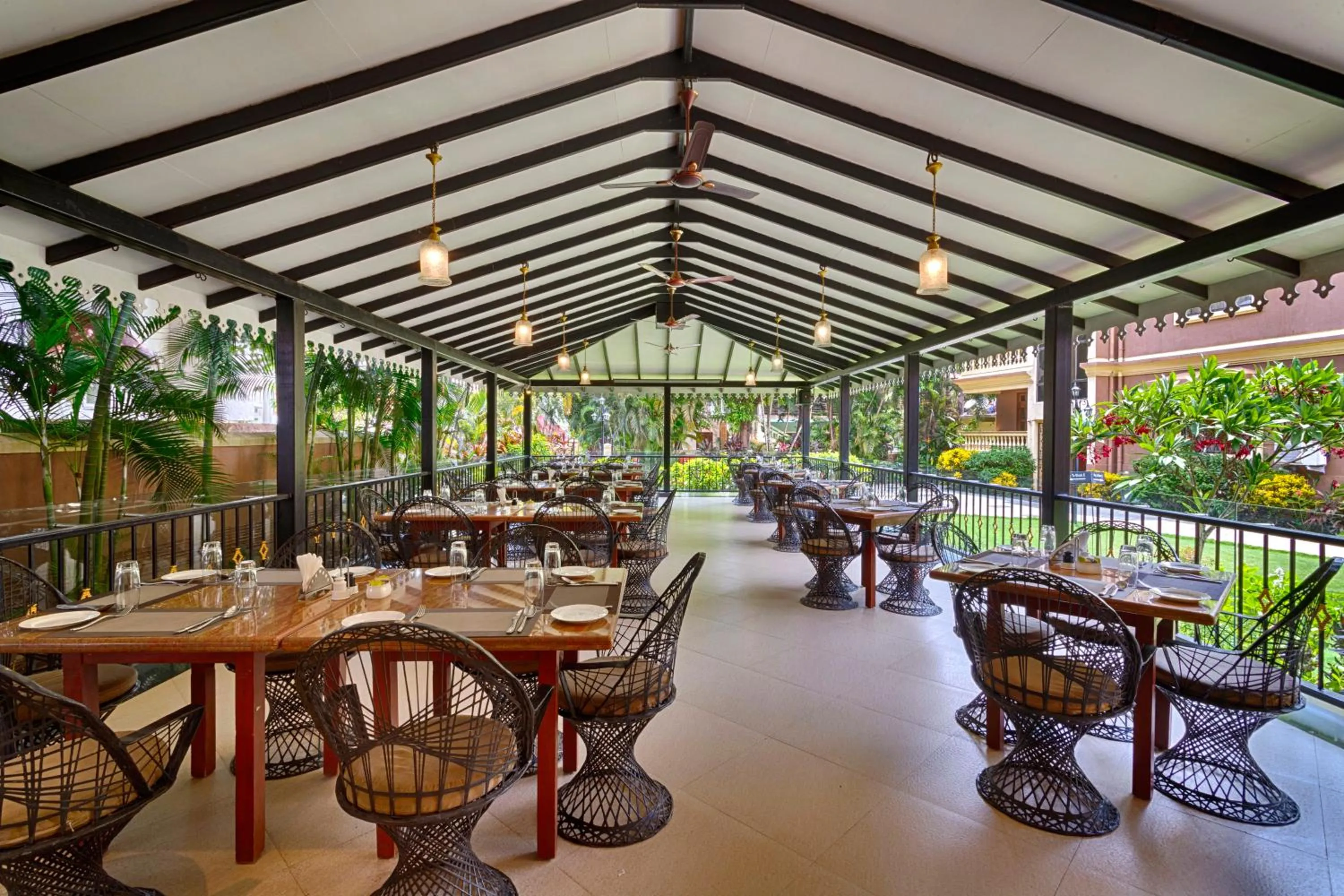 Restaurant/places to eat in De Mandarin Beach Resort Suites & Villas, Candolim