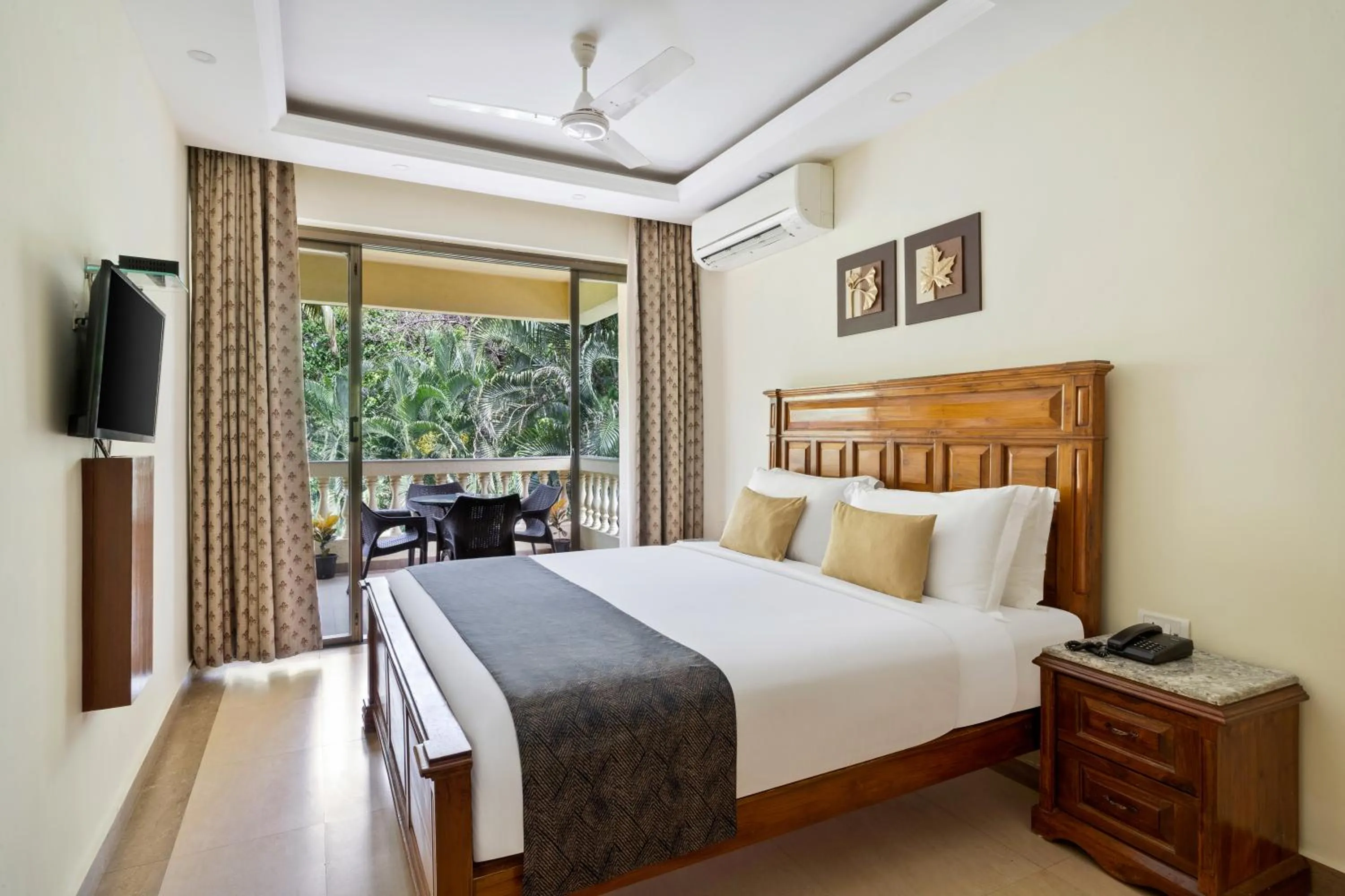 Bedroom, Bed in De Mandarin Beach Resort Suites & Villas, Candolim