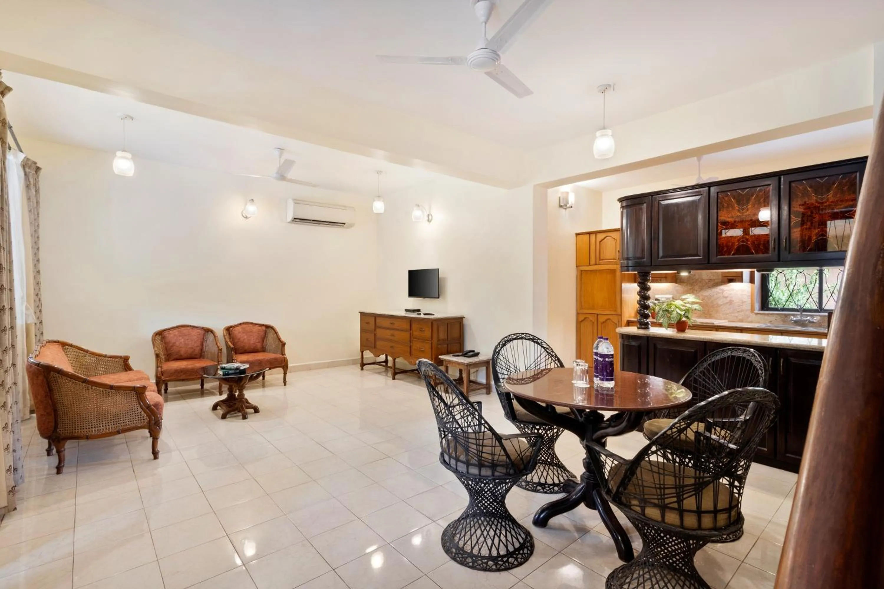 Living room in De Mandarin Beach Resort Suites & Villas, Candolim