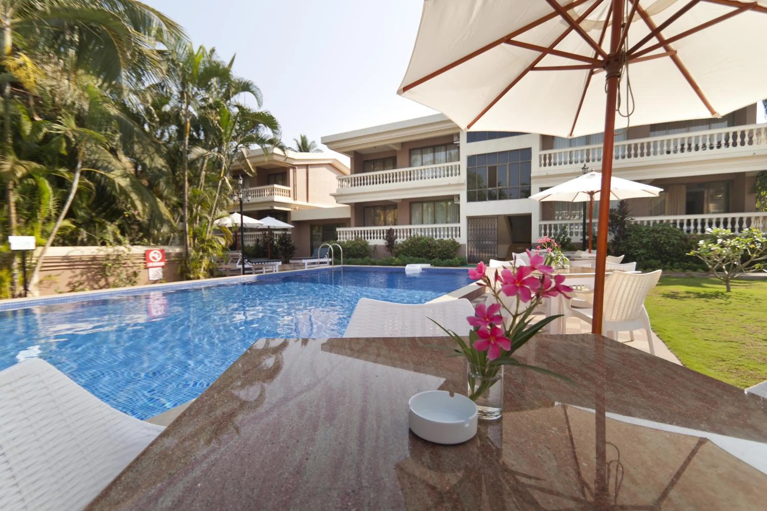Swimming pool in De Mandarin Beach Resort Suites & Villas, Candolim