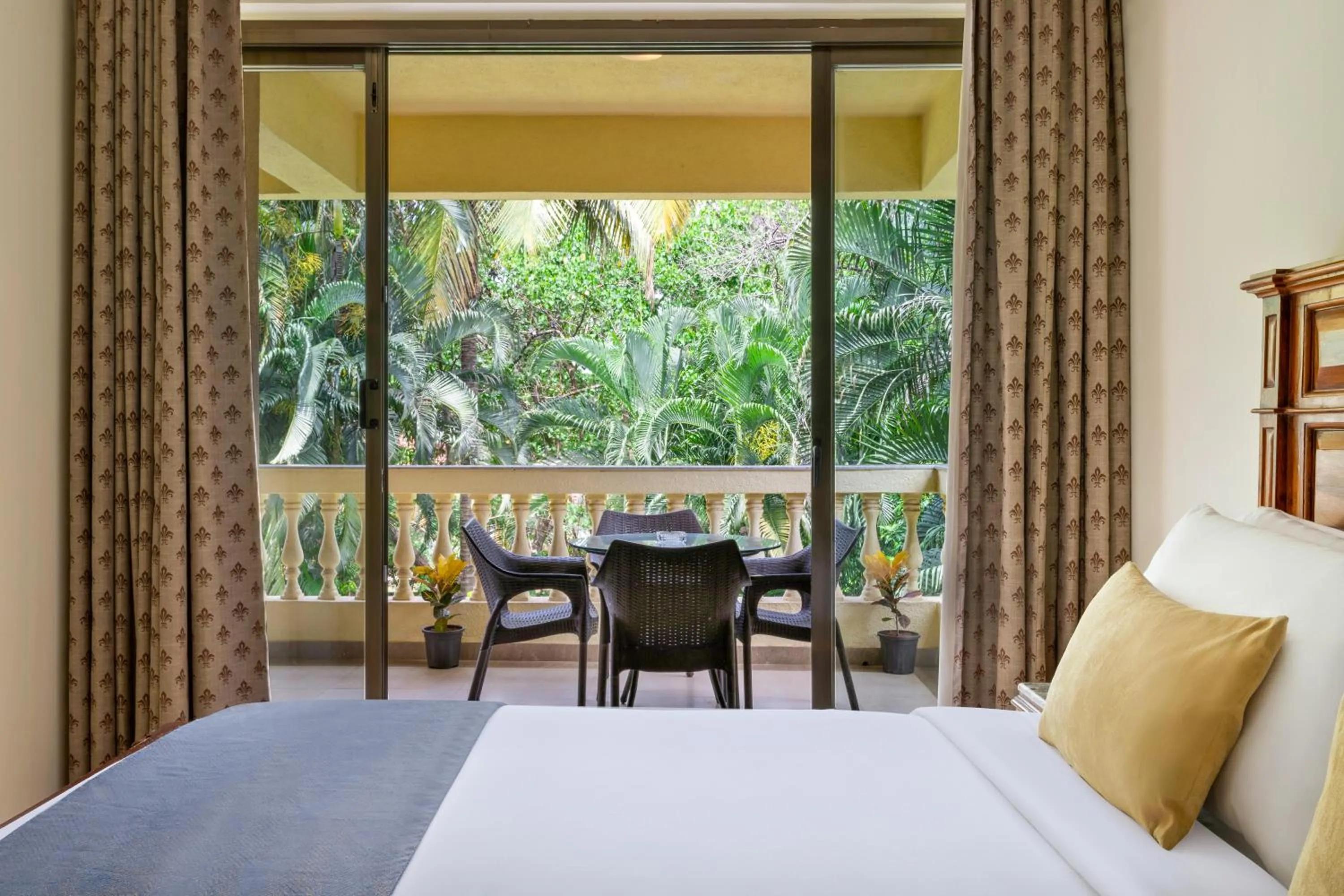Seating area, Bed in De Mandarin Beach Resort Suites & Villas, Candolim
