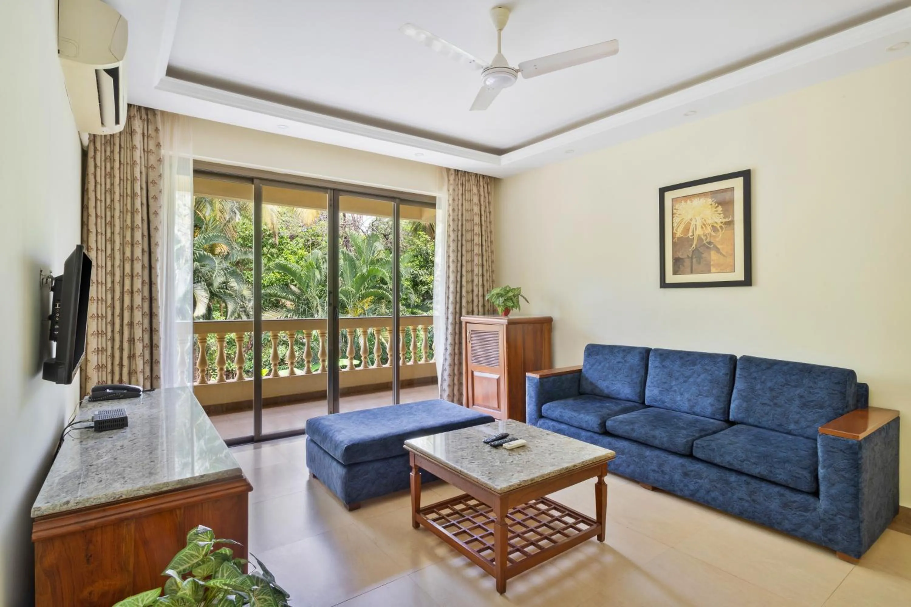 Living room in De Mandarin Beach Resort Suites & Villas, Candolim