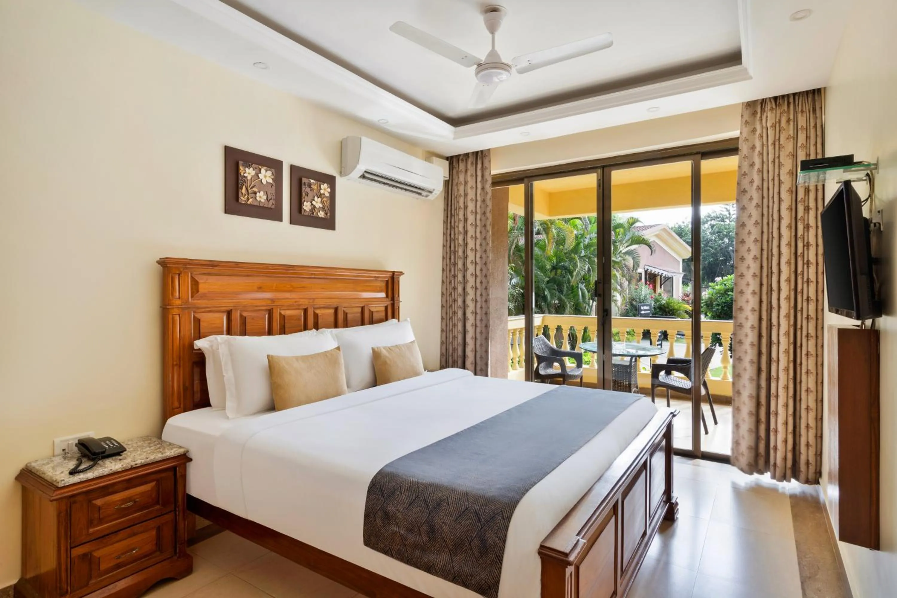 Bedroom, Bed in De Mandarin Beach Resort Suites & Villas, Candolim