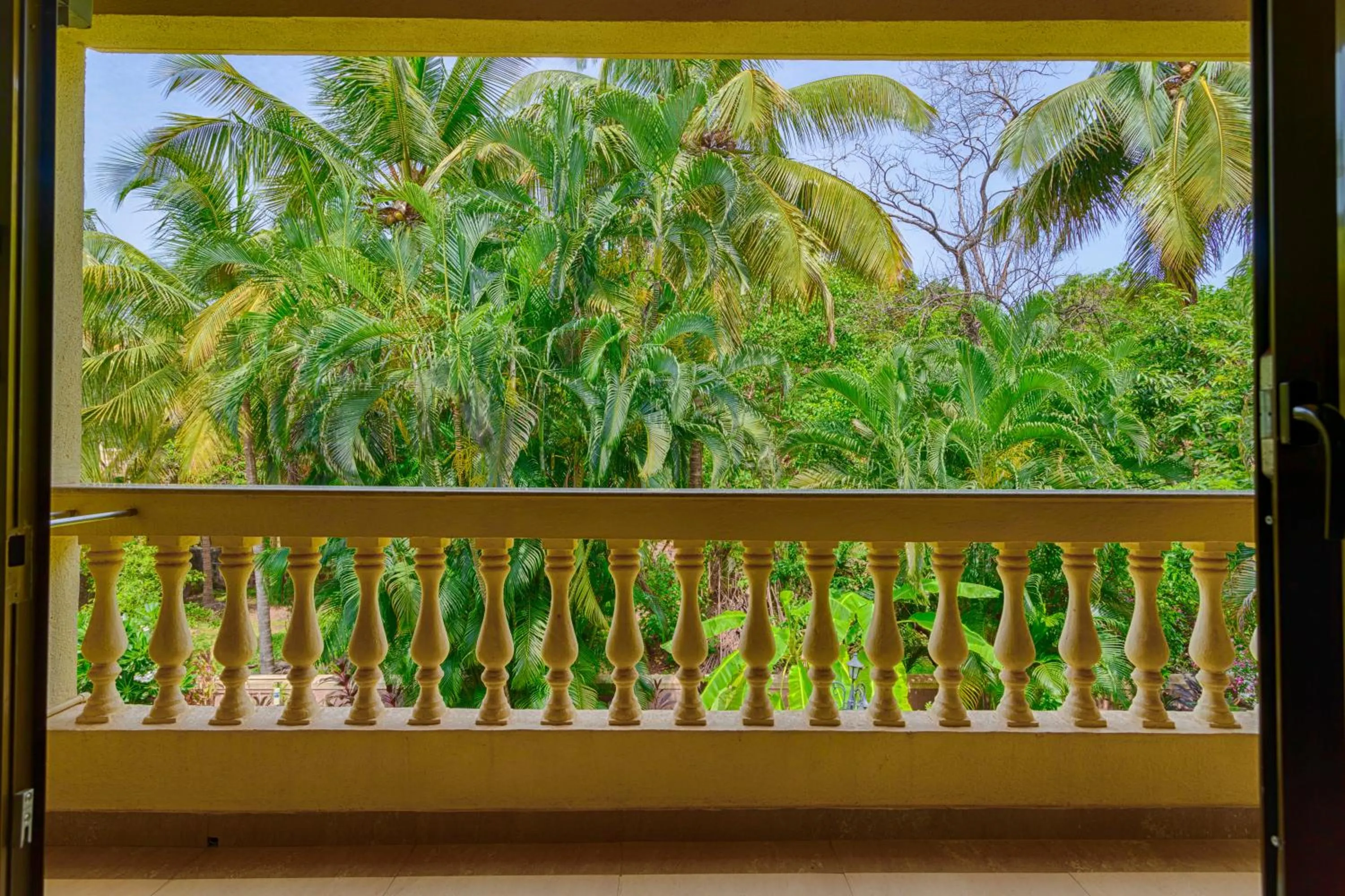 Balcony/Terrace in De Mandarin Beach Resort Suites & Villas, Candolim